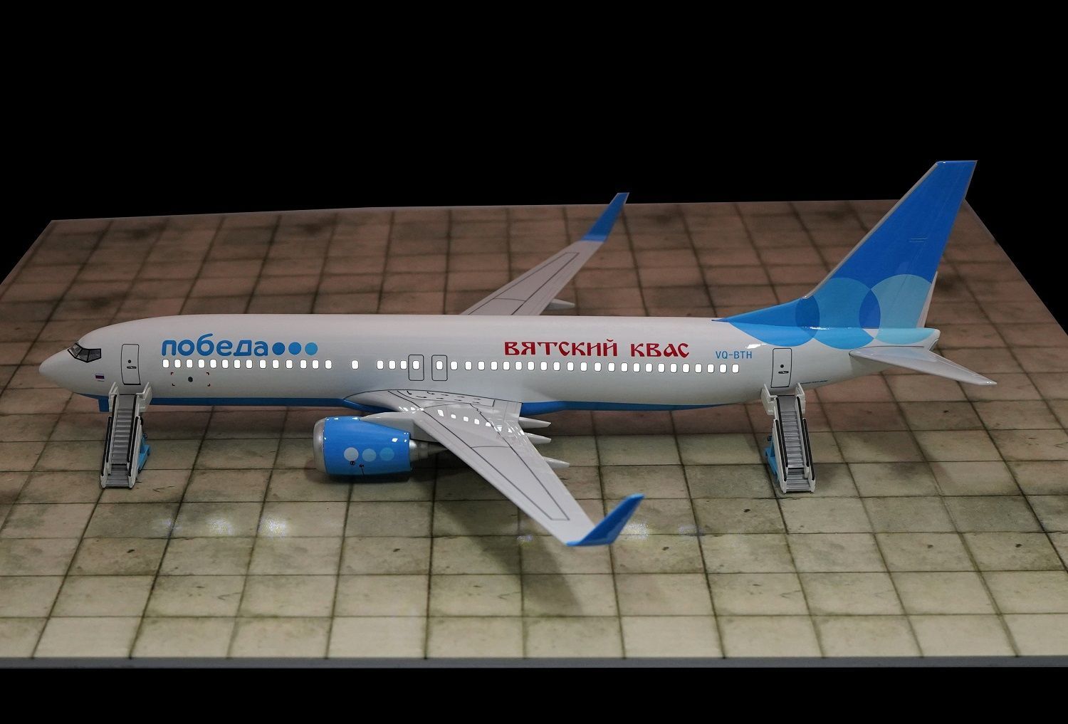 Игрушка копия самолёта Боинг 737-800 авиакомпании России Победа. Горят  иллюминаторы. - купить с доставкой по выгодным ценам в интернет-магазине  OZON (913895679)