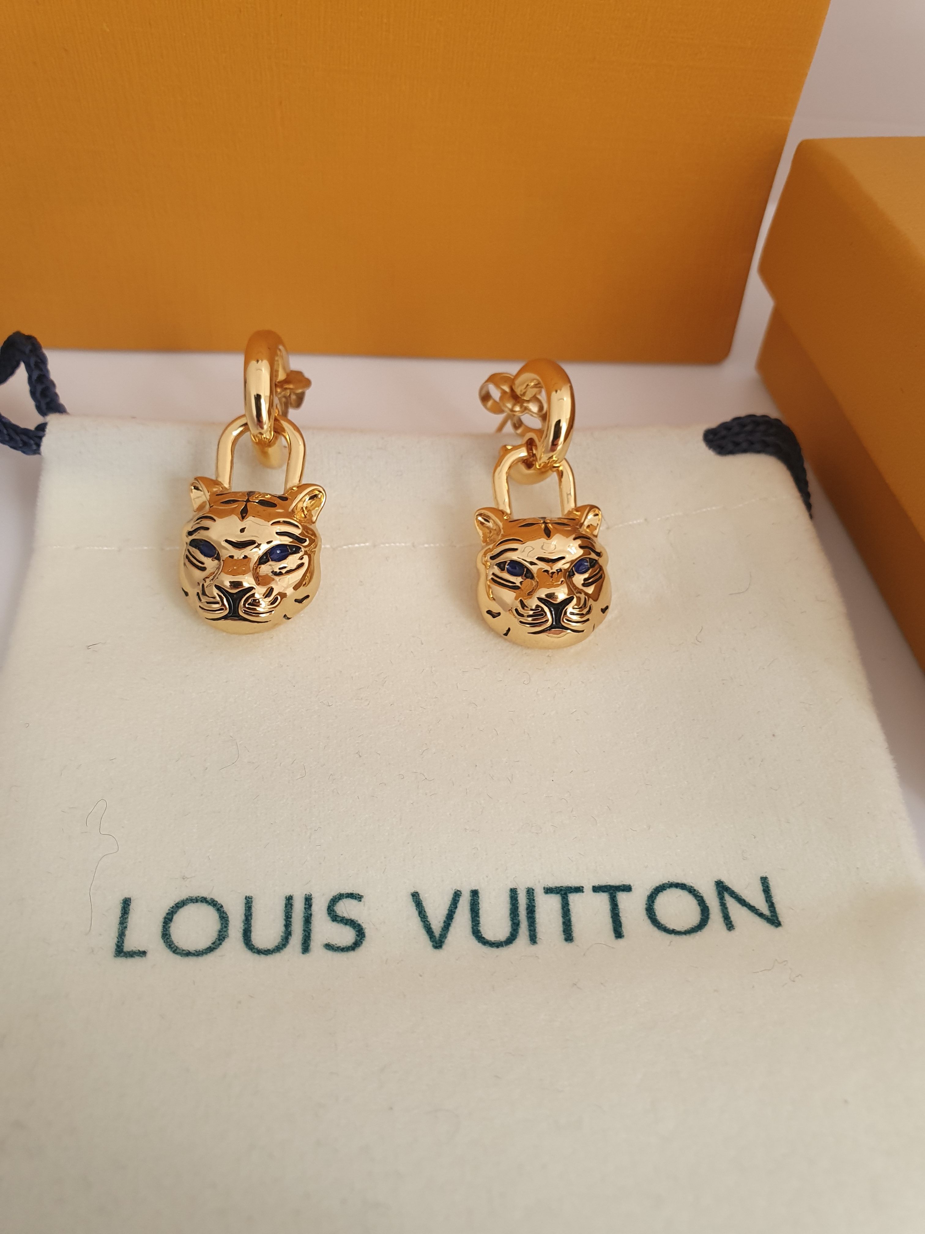 Серьги в стиле тигр My LV Tiger под золото с символами модного дома LV в  фирменной упаковке Луи виттон - купить с доставкой по выгодным ценам в  интернет-магазине OZON (873034304)