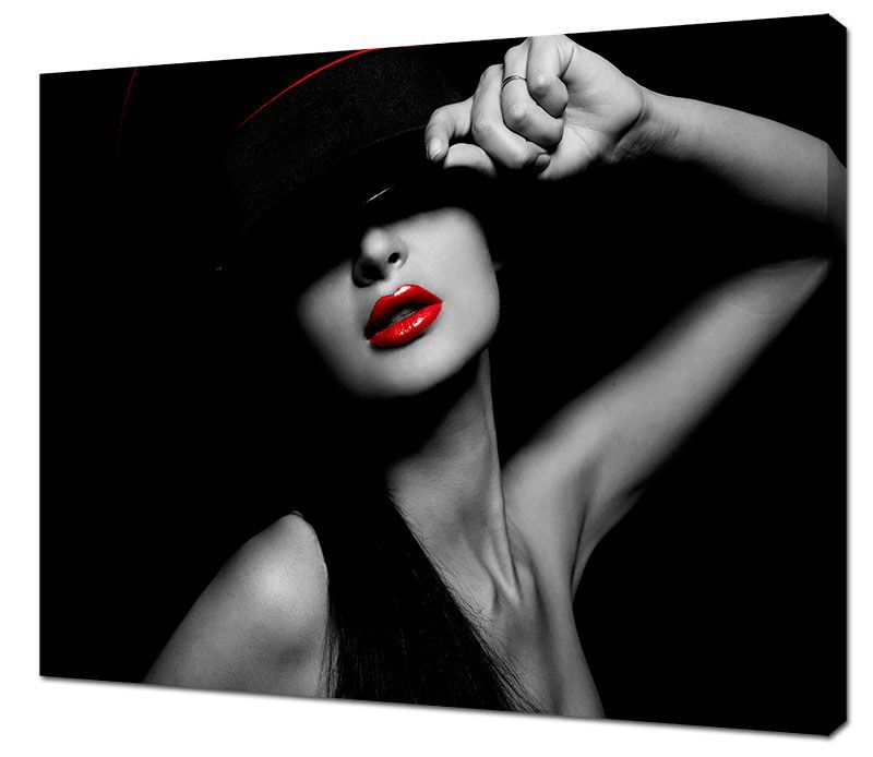 Девушка с красными губами черно белое фото