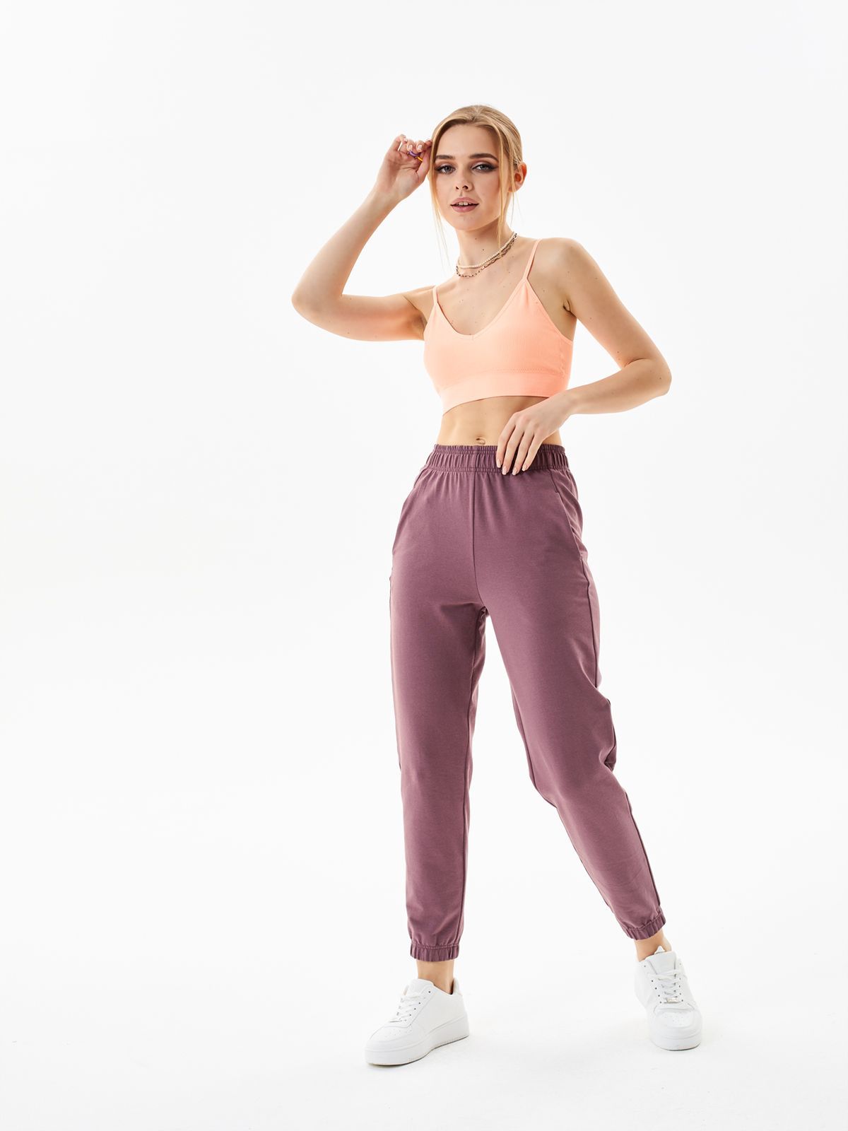 Укороченные спортивные штаны. Пудровые спортивные штаны. Пудровые брюки. Спортивные штаны пудровые укороченные. Футболка к пудровым штанам.