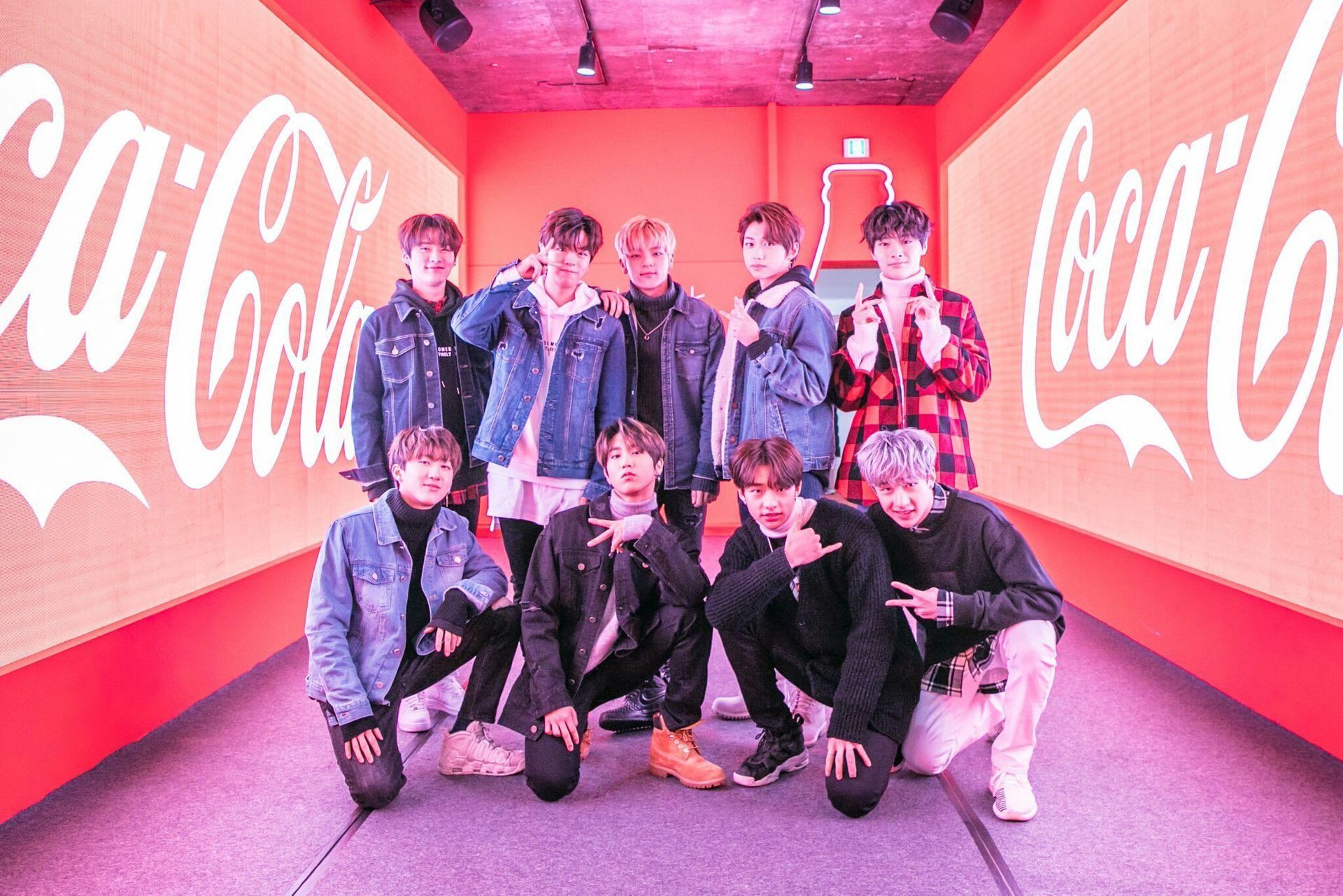 Группа Stray Kids. Stray Kids группа Постер. Stray Kids дебют шоу. Кпоп новый год Stray Kids.