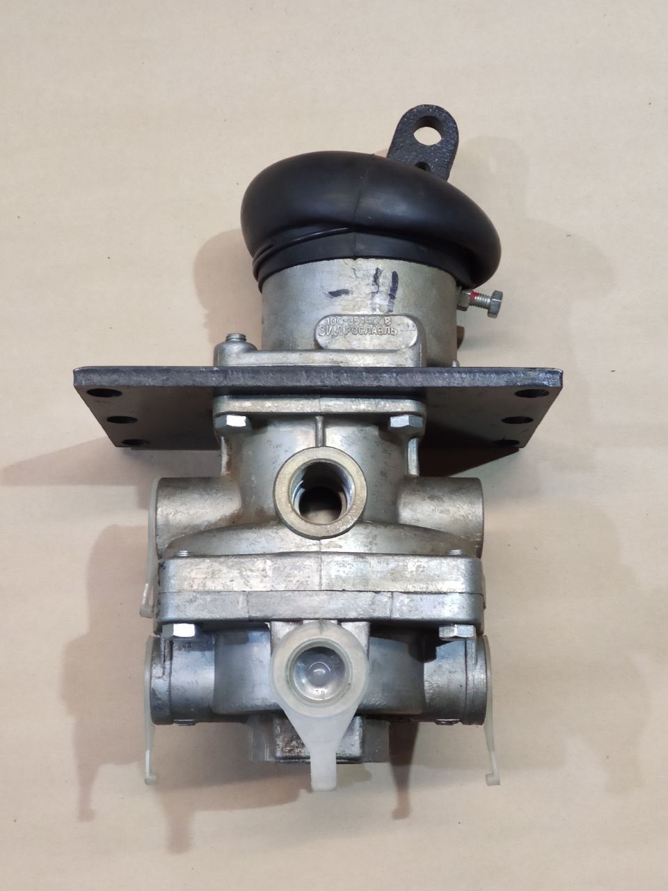 Кран тормозной подпедальный камаз евро. Кран тормозной 100-3514008. Кран тормозной 2 х секционный зил. Гтк газ 3309. Кран тормозной 2 х секционный зил.