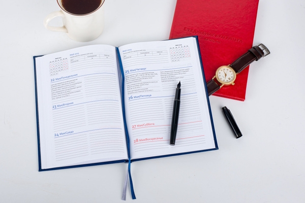 календарь с выделенными датами и ручка