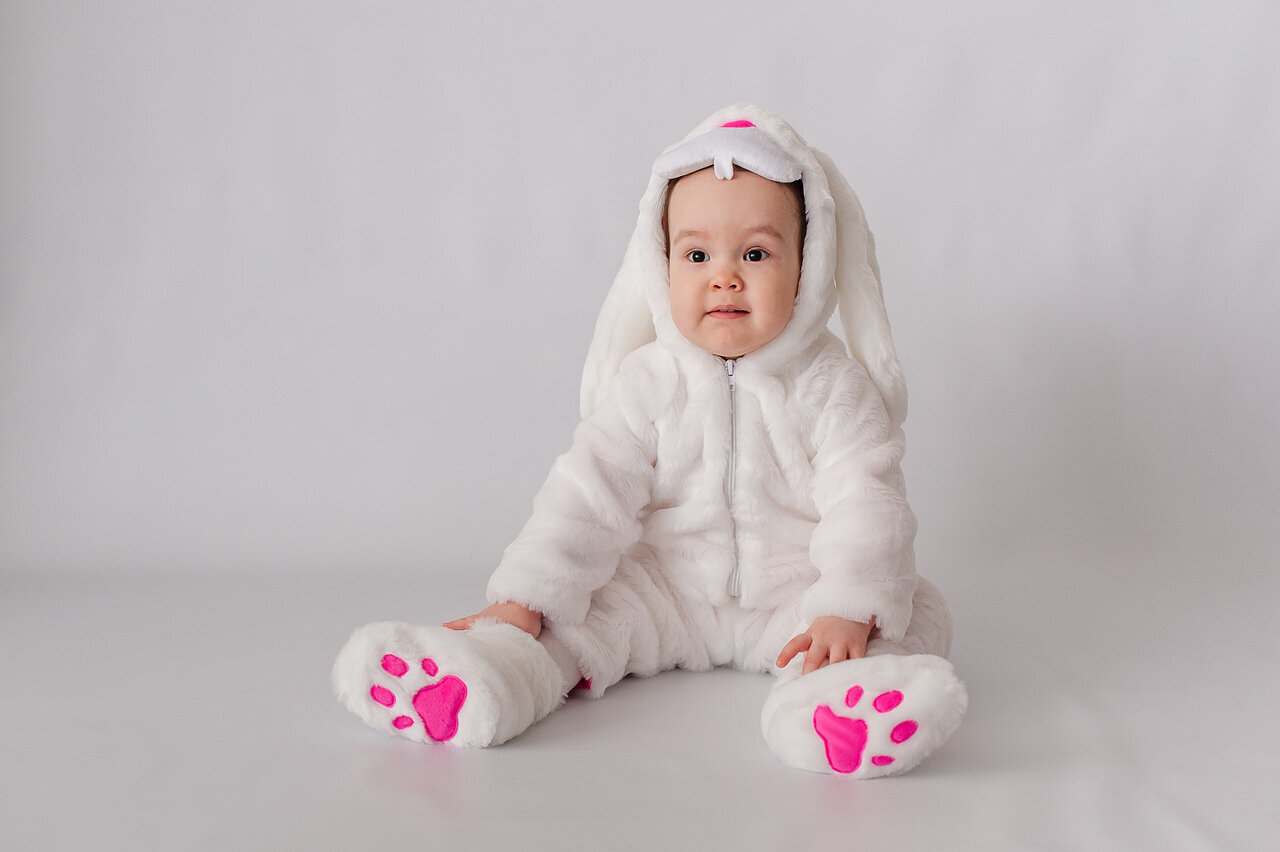Baby suit. Baby-suit зайчик. заяц белый для новорожденных. костюм зайца на белом фоне для девочки. обиженный малыш в костюме белого зайки.