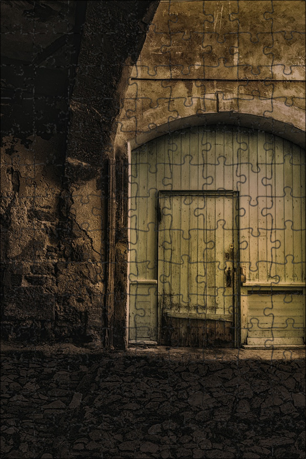 Старинная дверь. Старая деревянная дверь. Мрачная дверь. Дверь в комнату.