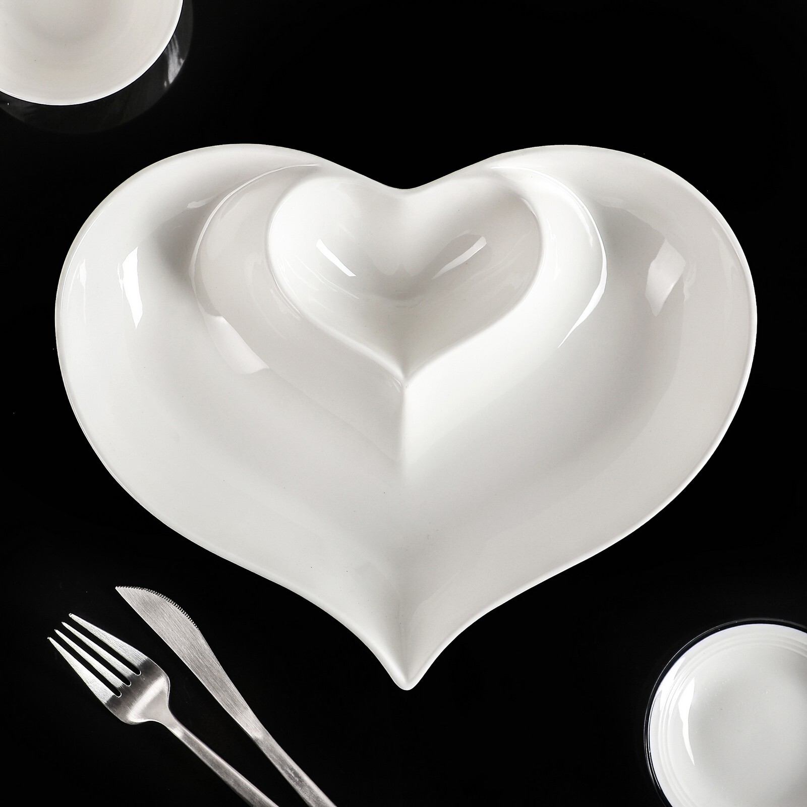 Тарелка для соуса. Блюдо сервировочное "сердце" 29х28х3 см 3816007 Lefard. Тарелка в виде сердца. Тарелка с сердечками. Тарелка с соусником.