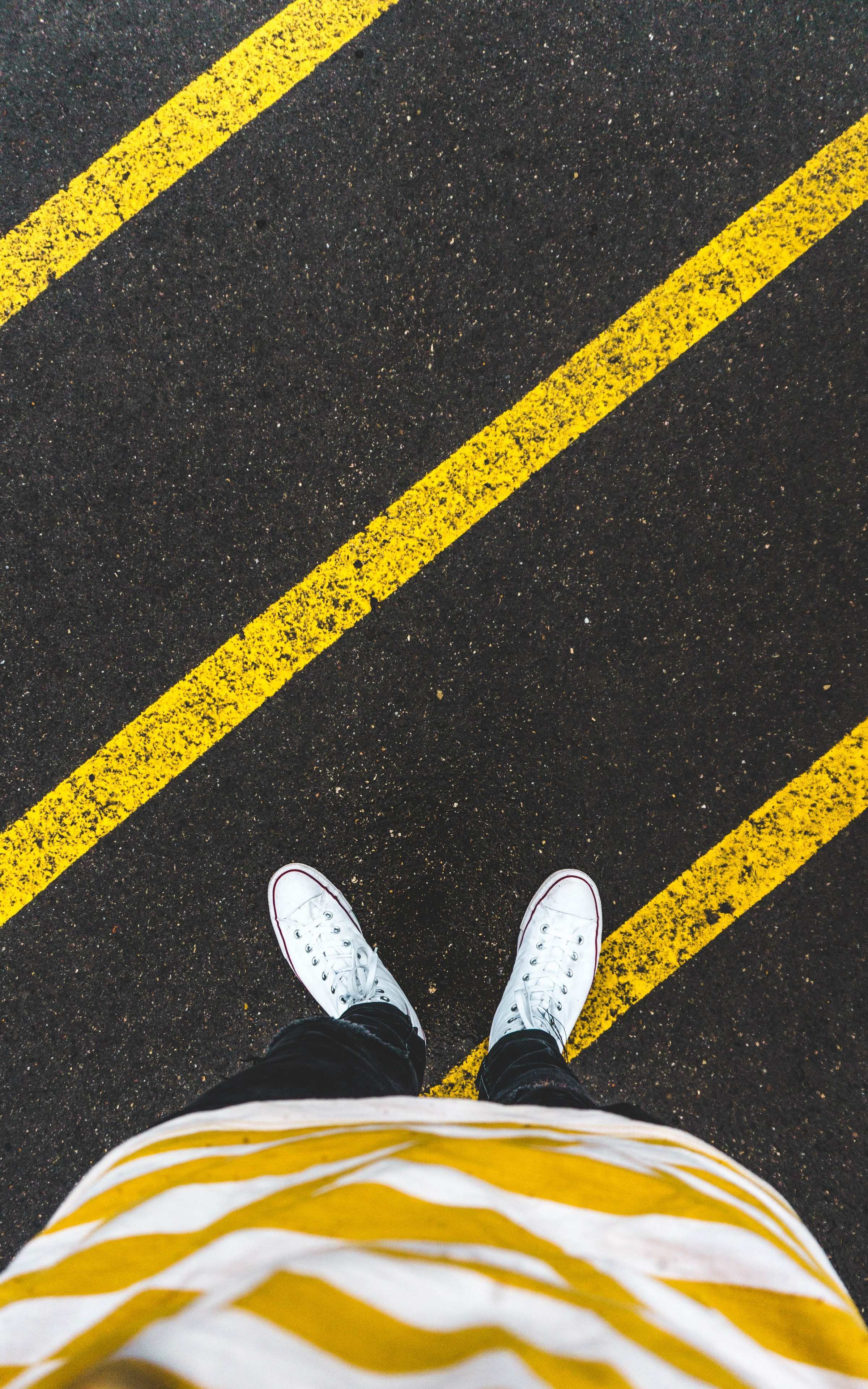 Песня под ногами асфальт. Кроссовки на асфальте. Ноги на асфальте. Ноги идут. Песня под ногами асфальт.