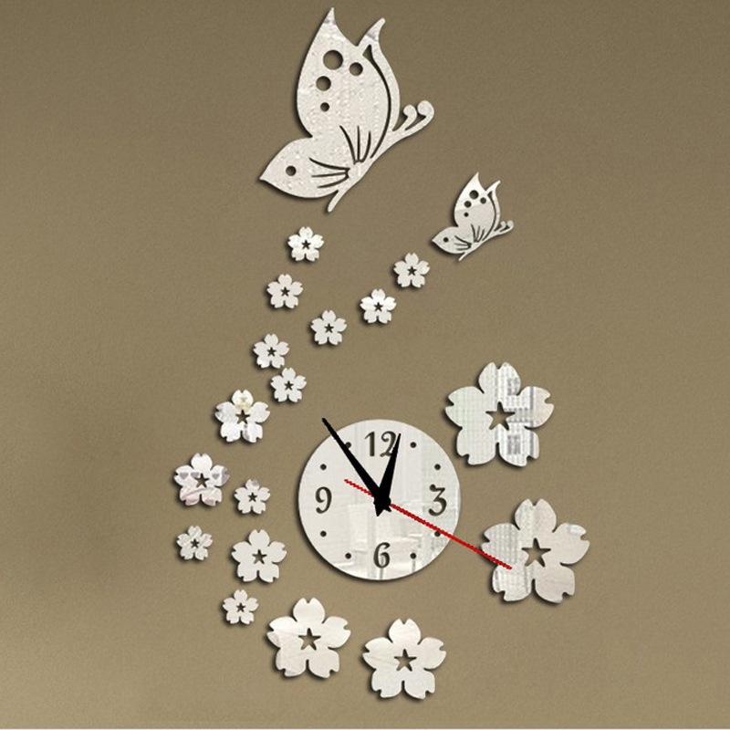 Часы и бабочки на стене