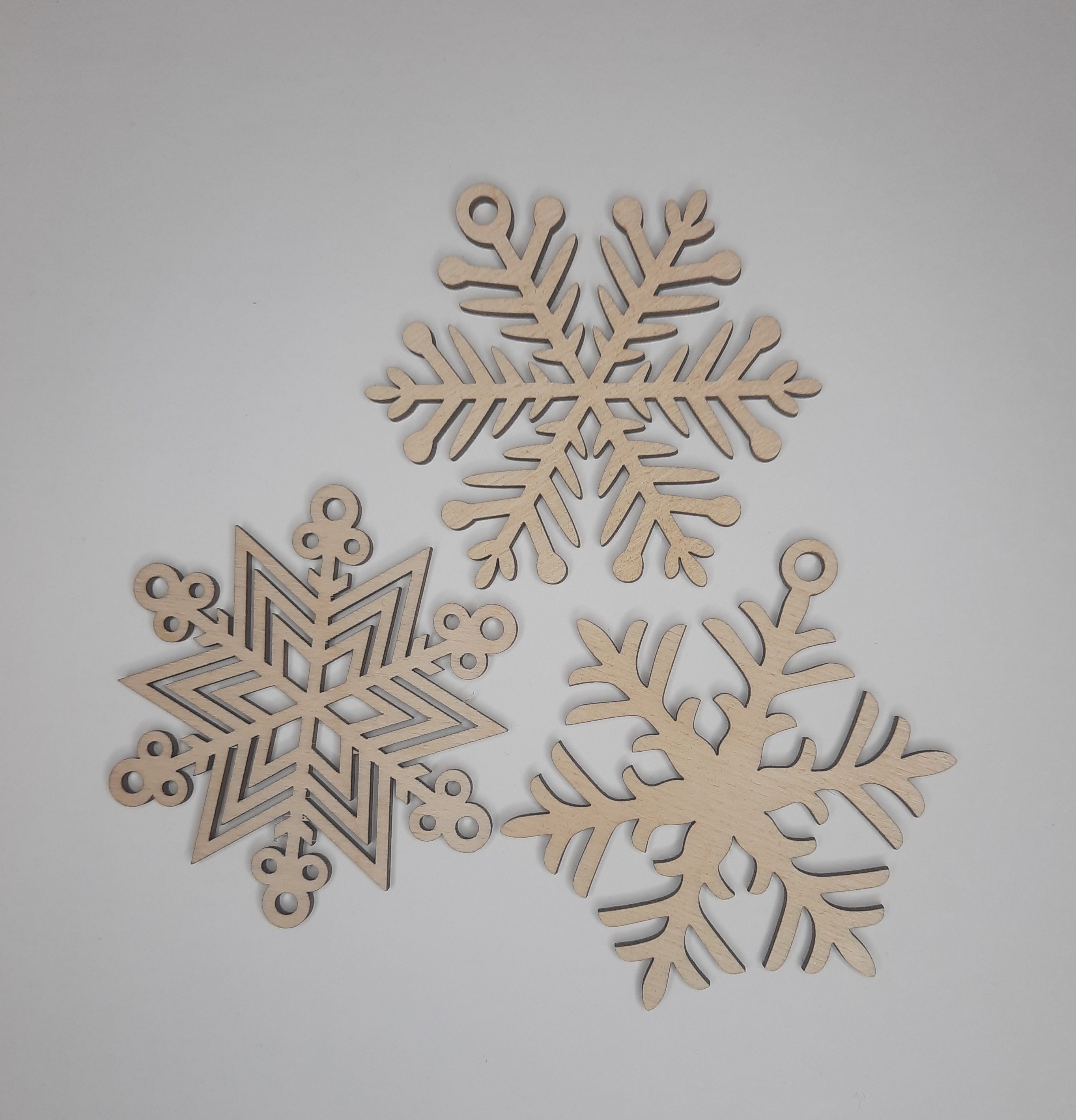 Снежинка в скандинавском стиле. Интерьерная снежинка. Новогодние украшения из пенопласта. Крупные объёмные снежинки в интерьере. Украшение дома снежинками.