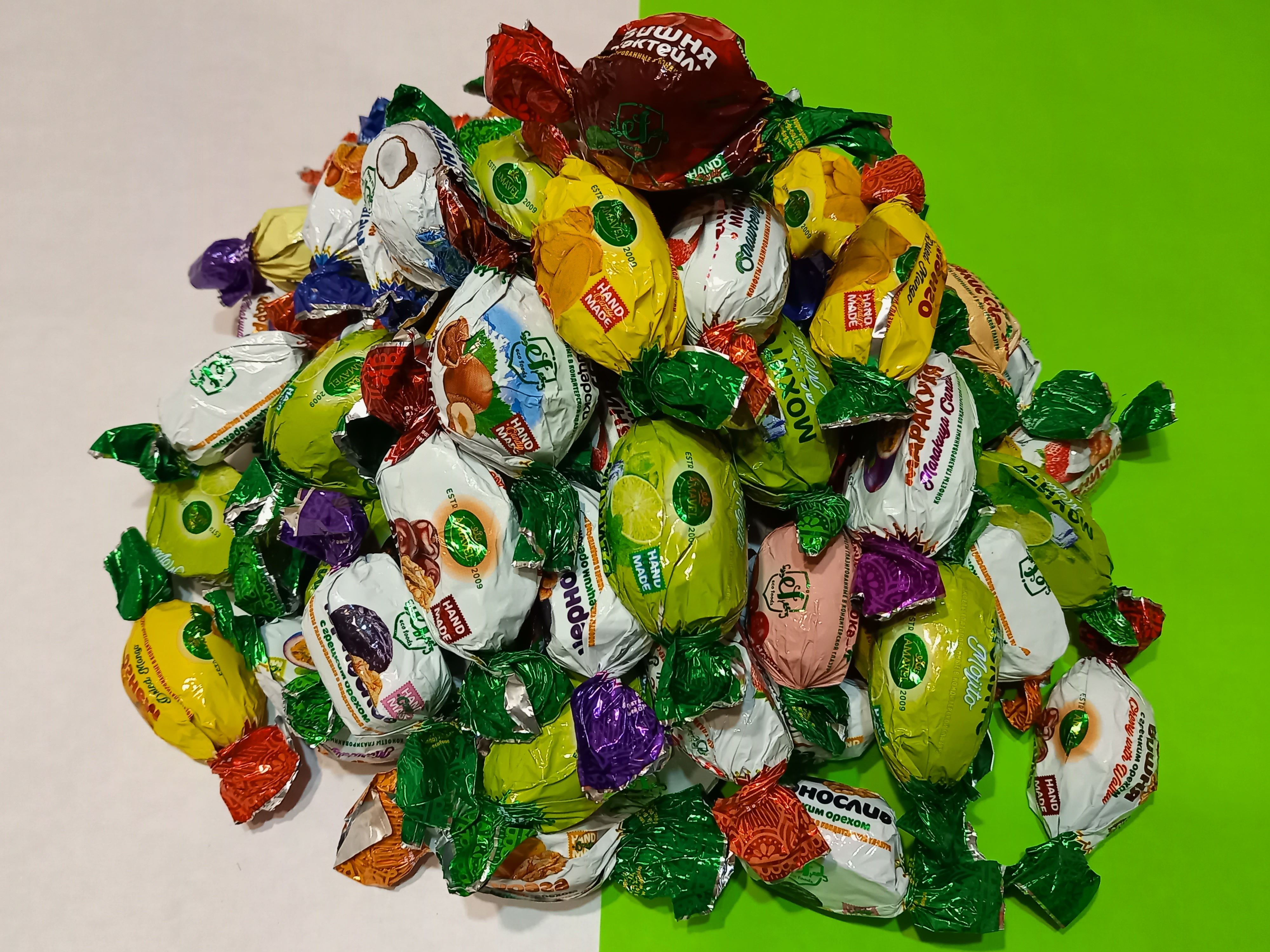 Атаг ура пятница. Сладкий новогодний подарок 2 килограмма. 170 конфеты красный октябрь. Годовой запас конфет. Атаг шексна конфеты.