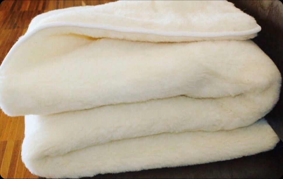 Одеяла теплые шерсть. Одеяло ALWERO 100 из шерсти. Одеяло Alvero из овечьей шерсти. Одеяло из шерсти овчины 200х240. Одеяло Холти из овечьей шерсти.