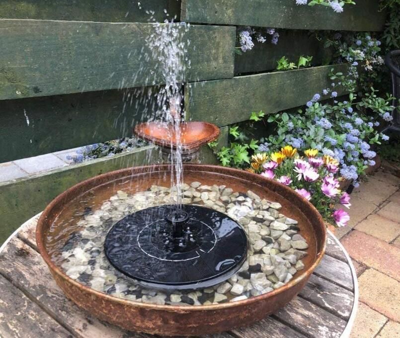 Фонтан мощность. Solar-Powered Bird Fountain. Ванная для фонтана. Плавающий фонтан садовый. Чугунный фонтан для сада.