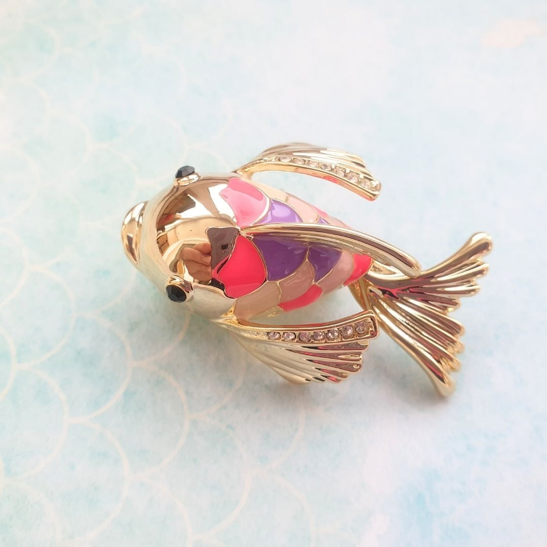 Брошь "Карп" с подвижным хвостиком, рыба, рыбка, позолота 24к, глазировка, стразы, цвет: розовый, сиреневый, Морская коллекция