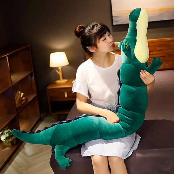 человек обнимает игрушечного крокодила