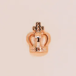 Значок металлический Небольшая Корона. Крепление безопасного типа "Клипса. Даже самый обычный гольф или блузка выглядят привлекательно,  ...