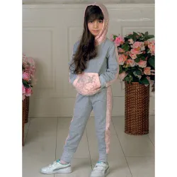 Гламурный спортивный костюм для маленькой модницы: джемпер с капюшоном и брючки.;
Он будет хорош как для прогулки  ...