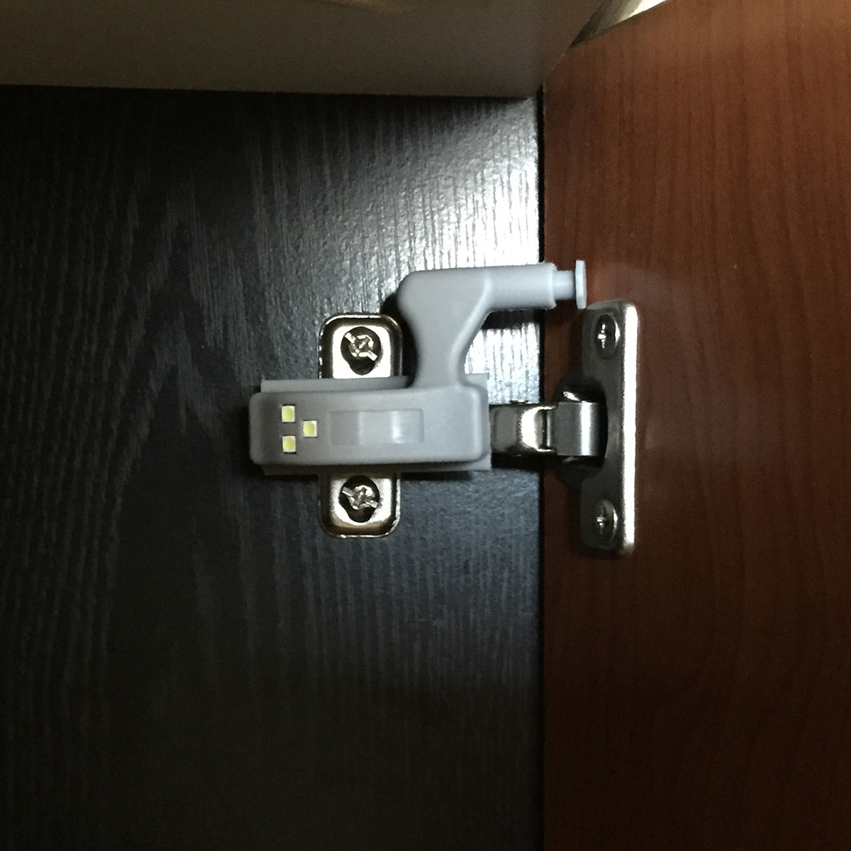 выключатель на дверцу шкафа