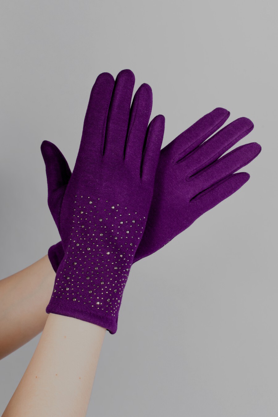 Перчатки женские цветные прорезиненные pu-505/уп. Перчатки цветами. Перчатки женские. Фиолетовые перчатки принцессы. Перчатки кожаные мультиколор.