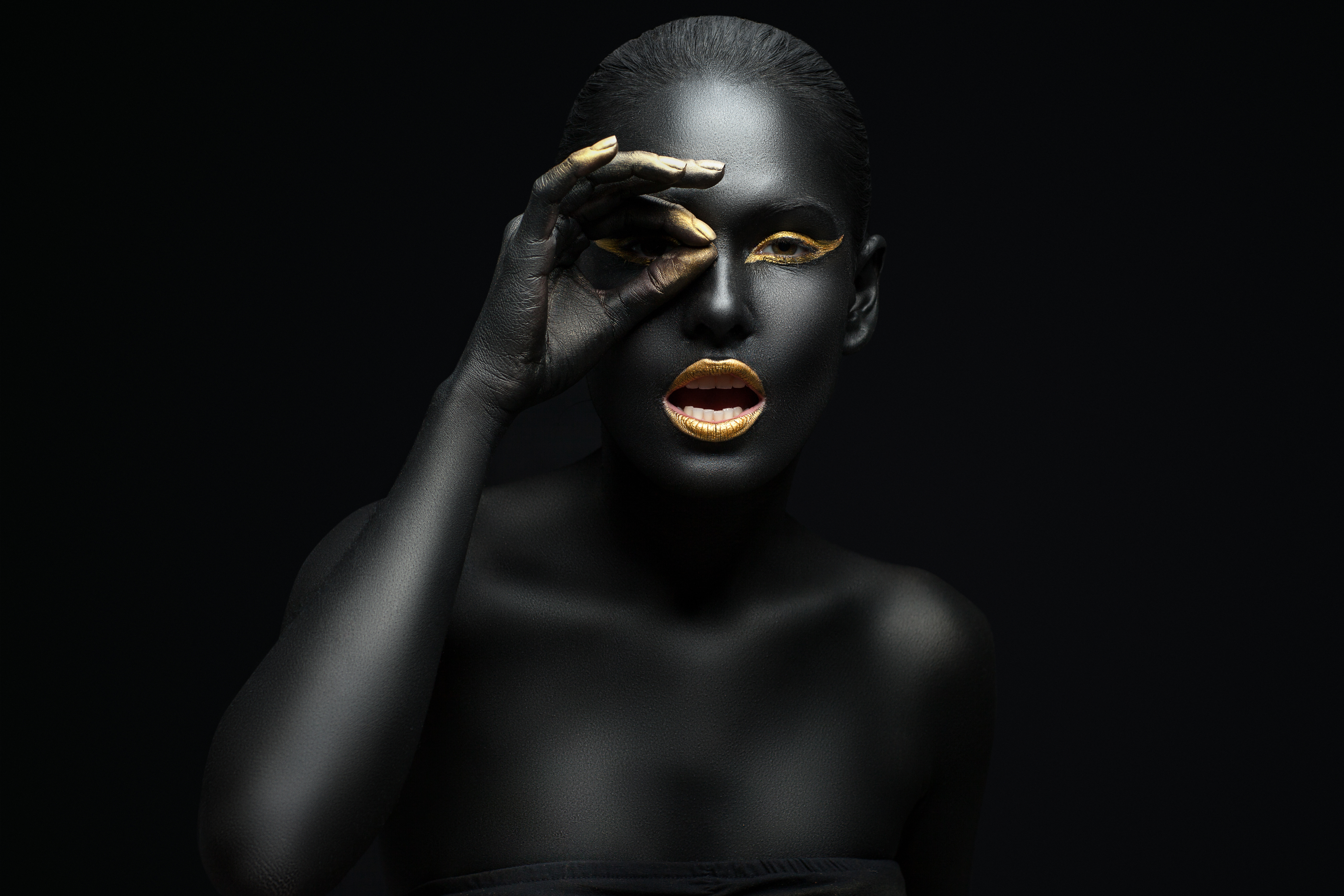 Резиновая негритянка. Девушка в черной краске. Черная девушка с золотом. Черная девушка в золоте. Негритянка на черном фоне.