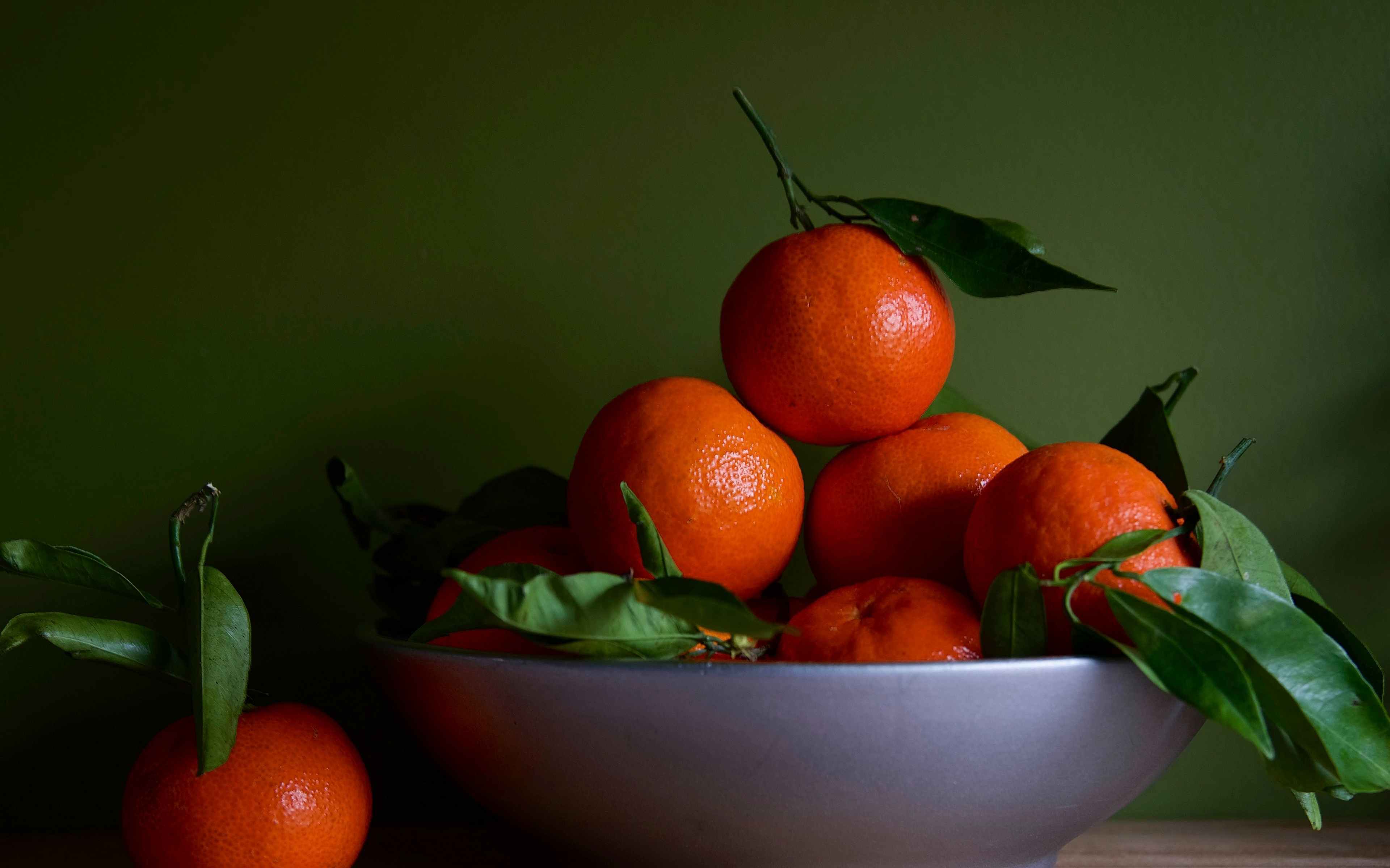 Мандарин обои. Мандарин (фрукт). Апельсины на столе. Картинки на рабочий стол мандарины. Натюрморт с мандаринами.