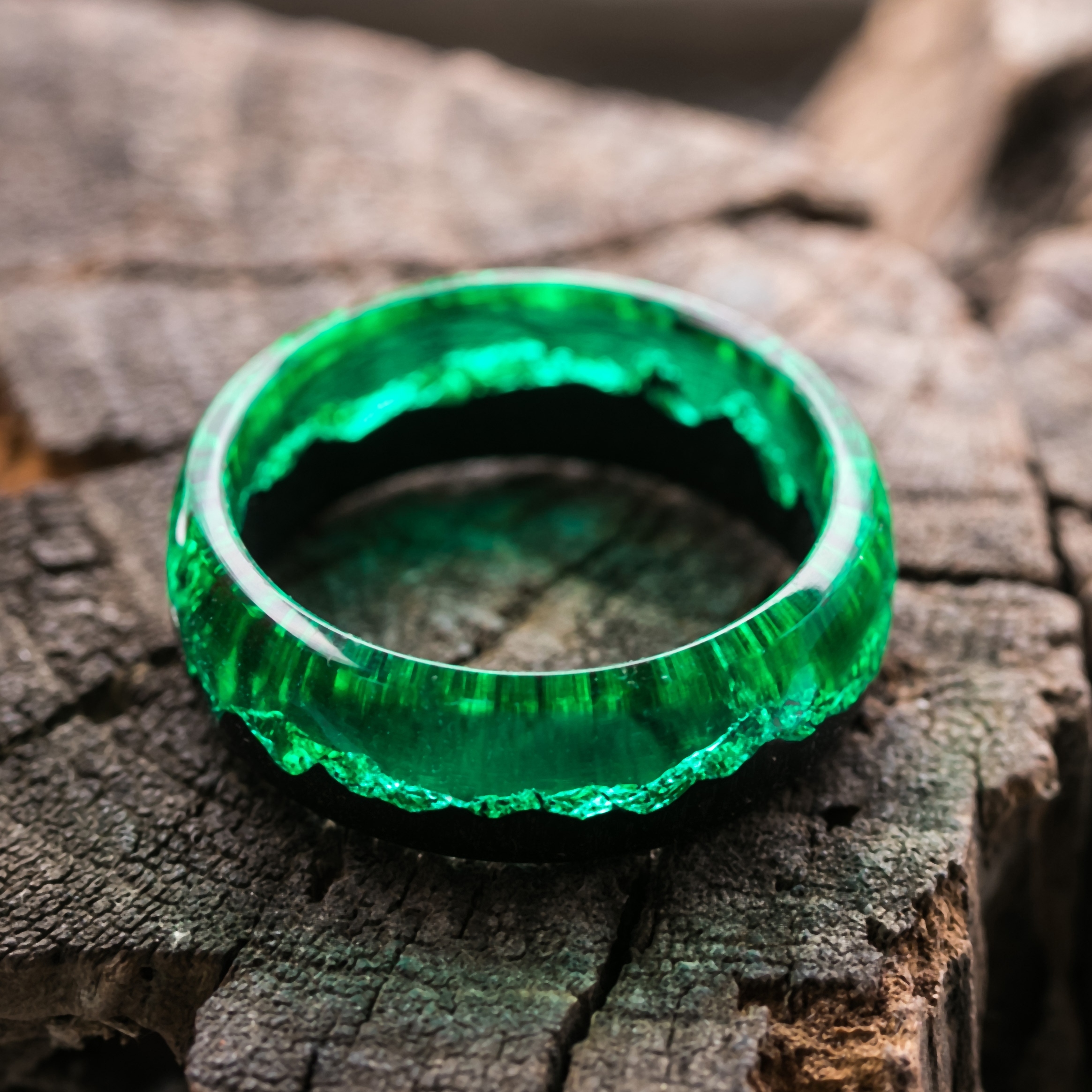 Зеленое кольцо игра. Зеленое кольцо. Зеленое кольцо из смолы. Кольцо из зеленого камня. Кольцо дерево смола перстень.