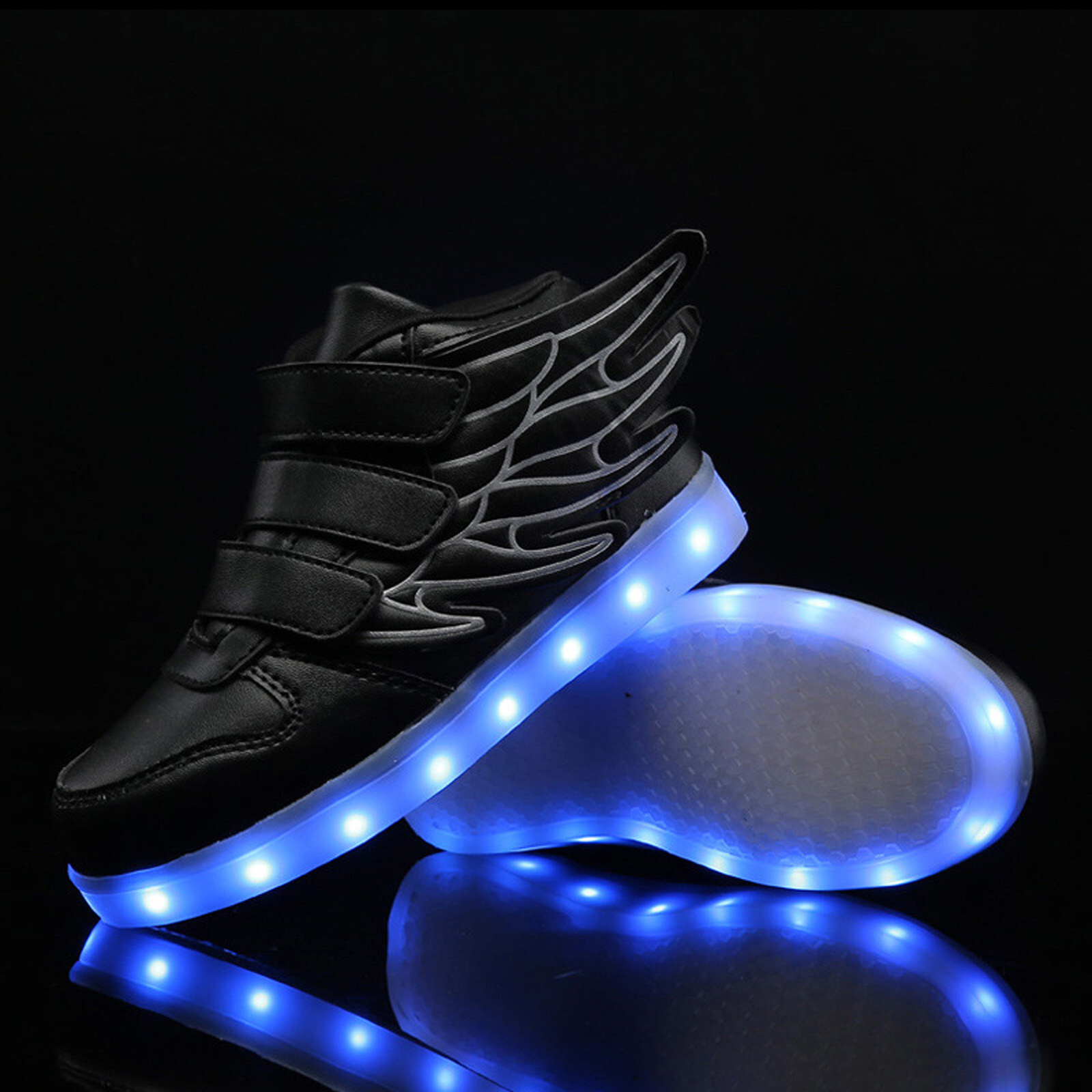 Светящиеся кроссовки зарядке. Светящиеся кроссовки. Кроссовки со светодиодами. Светодиоды на ботинках. Ботинки с подсветкой.