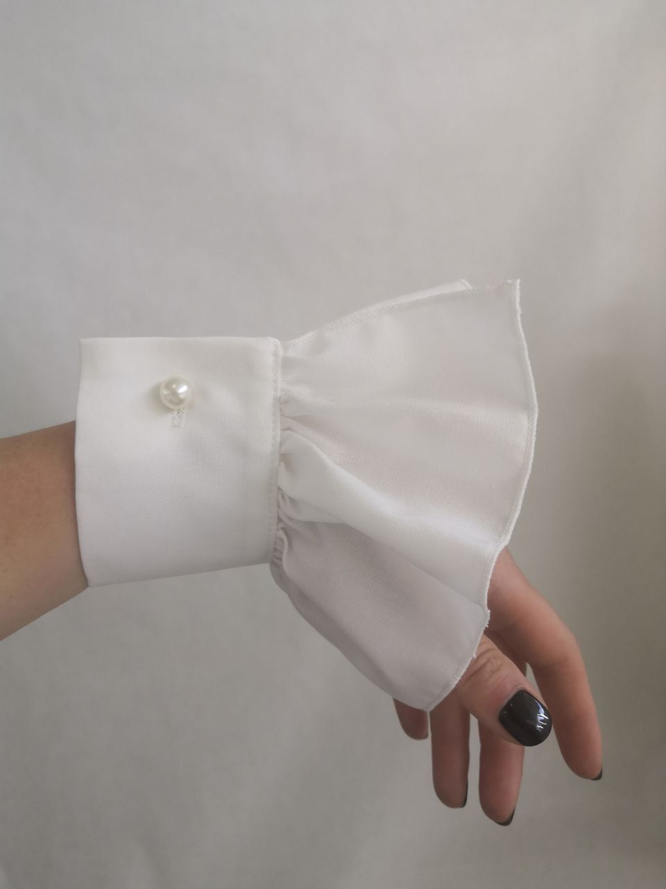 белых манжетов. манжеты с запонками. запонки мужские на рубашке. манжеты под запонки. манжет с запонками.