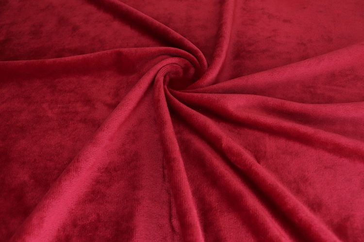 Ткань пл. Плюш ткань. Плюшевая ткань красная. Ткань плюш темно красный. Ткань плюш костюм.