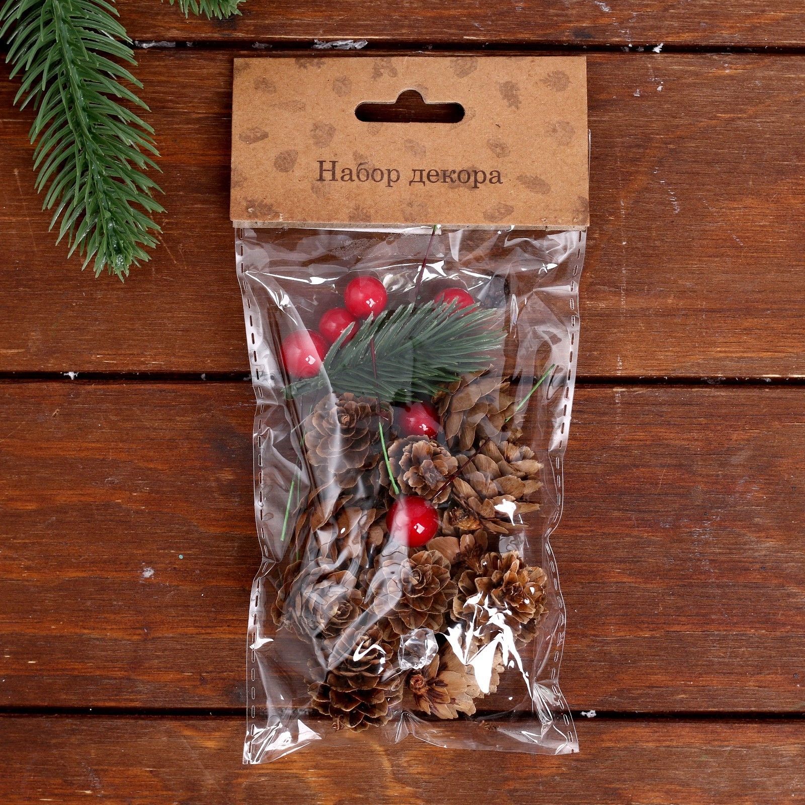 Новогодние наборы шишка сибири. Набор новогоднего декора. Набор новогоднего декора. Декоративное украшение "шишки со снежинкой" 7509089. Декорированные лыжи для декора новогоднего.