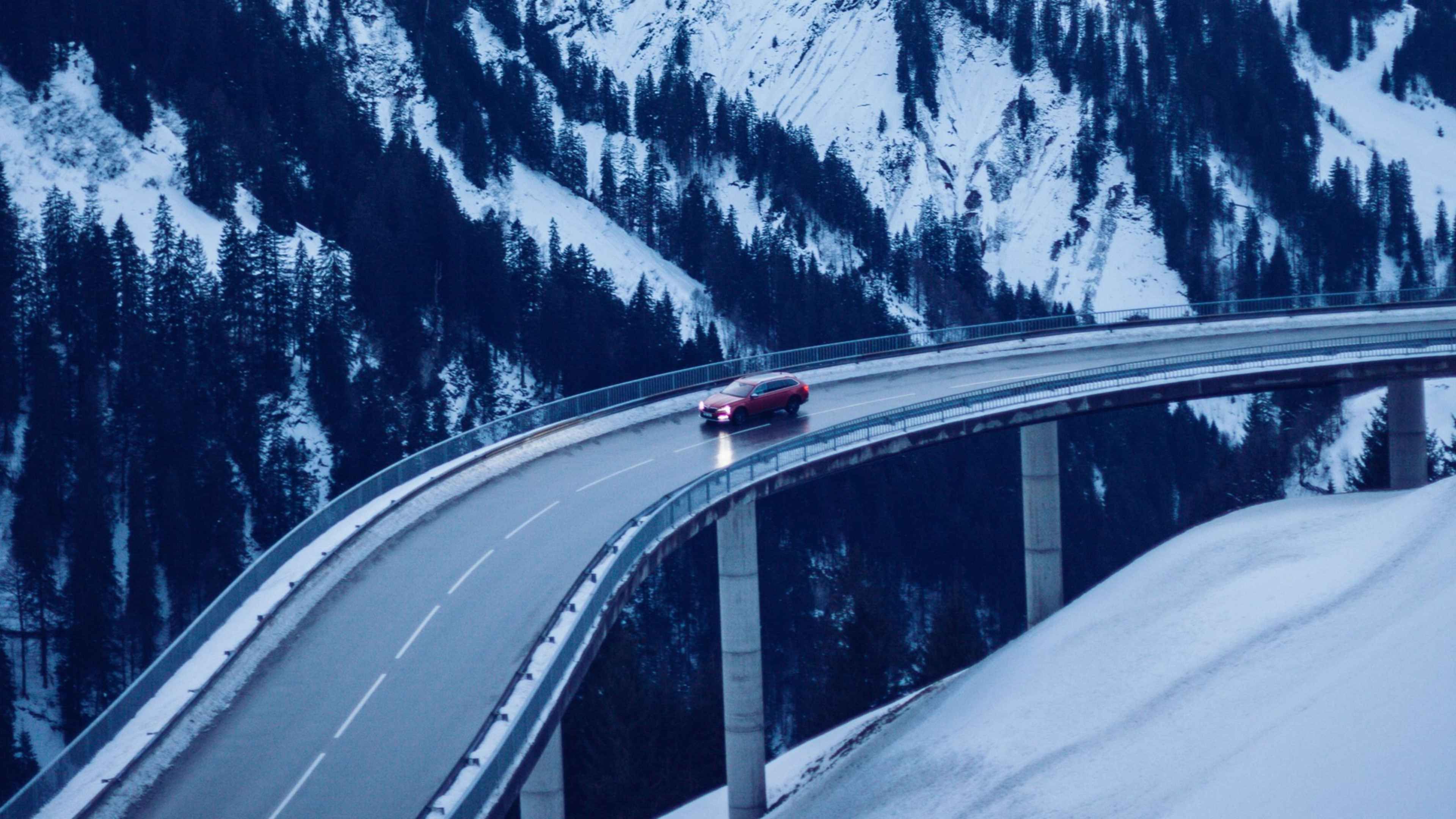 Приснилась дорога машины. Дороги в Финляндии зимой. Загородная дорога мосты. Стеклянная дорога для машин в горах. Мостовая дорога для машин.