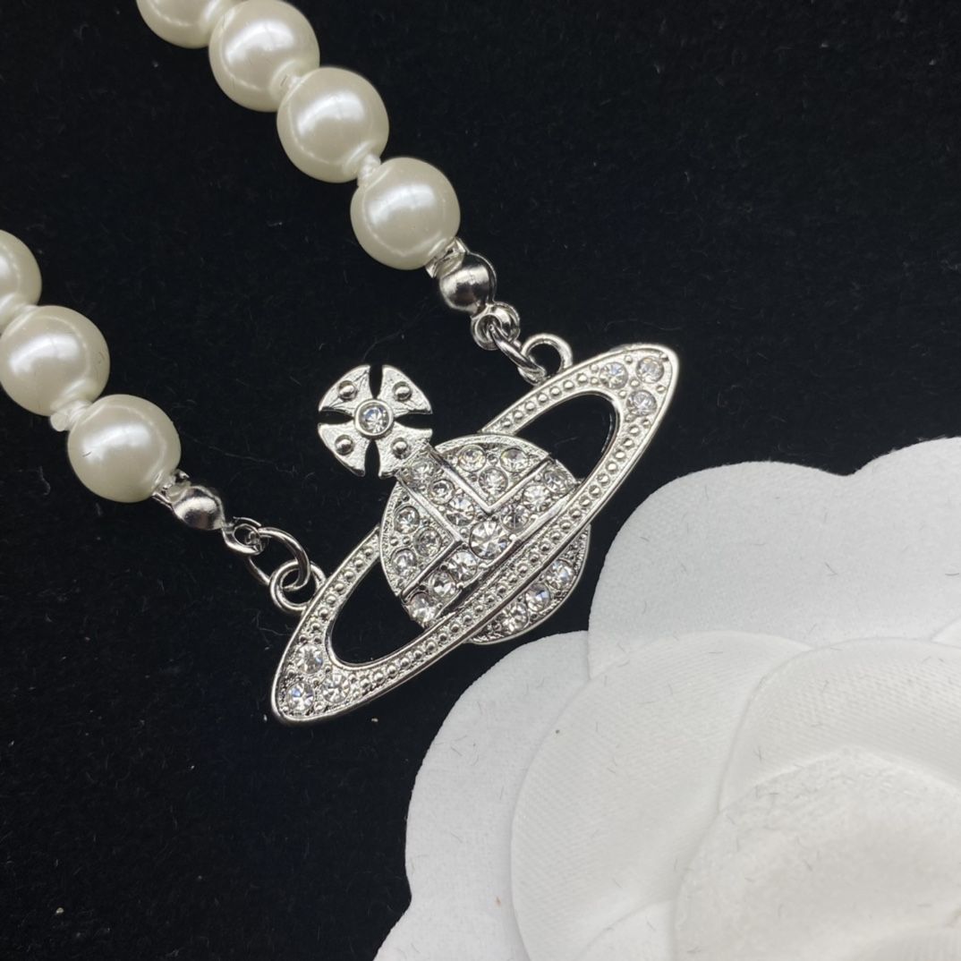 Вествуд украшения купить. Вивьен Вествуд ожерелье. Вивьен Вествуд ожерелье жемчуг. Колье от Вивьен Вествуд. Vivienne Westwood жемчужное ожерелье.