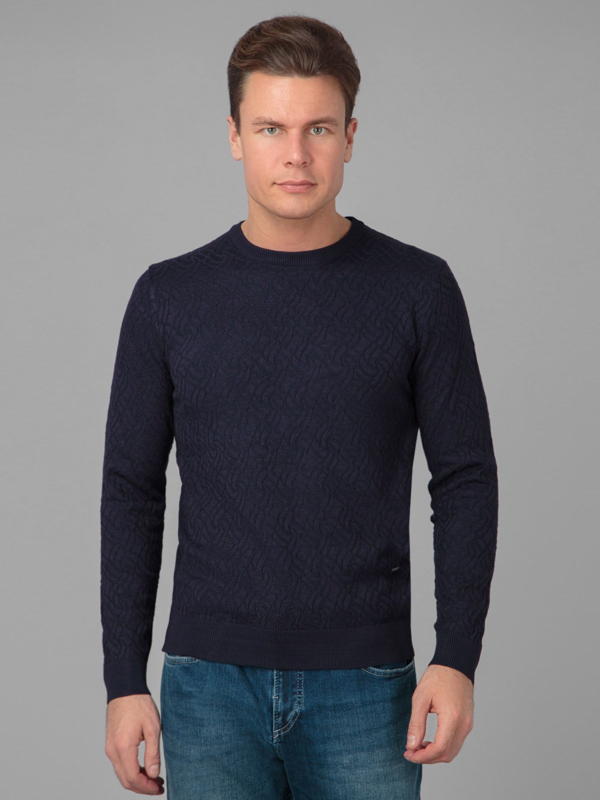Мужской пуловер в полоску V-образным вырезом
