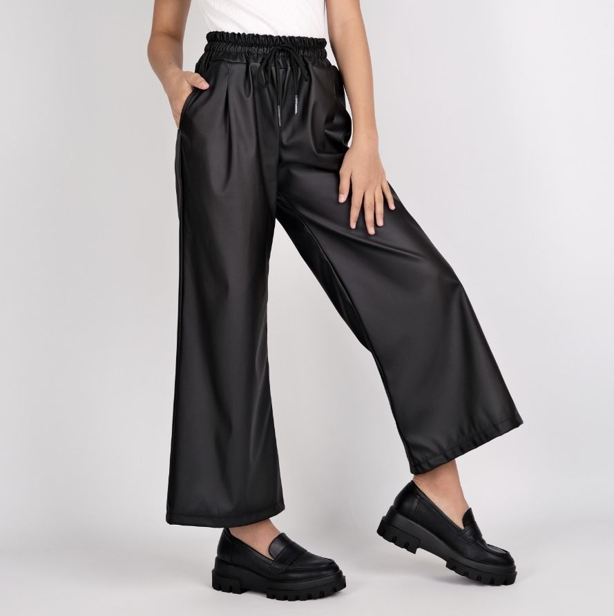 Широкие брюки из экокожи. Широкие кожаные брюки женские. Кожаные брюки женские. Тримонти брюки женские из экокожи. Широкие брюки женские из кожи.