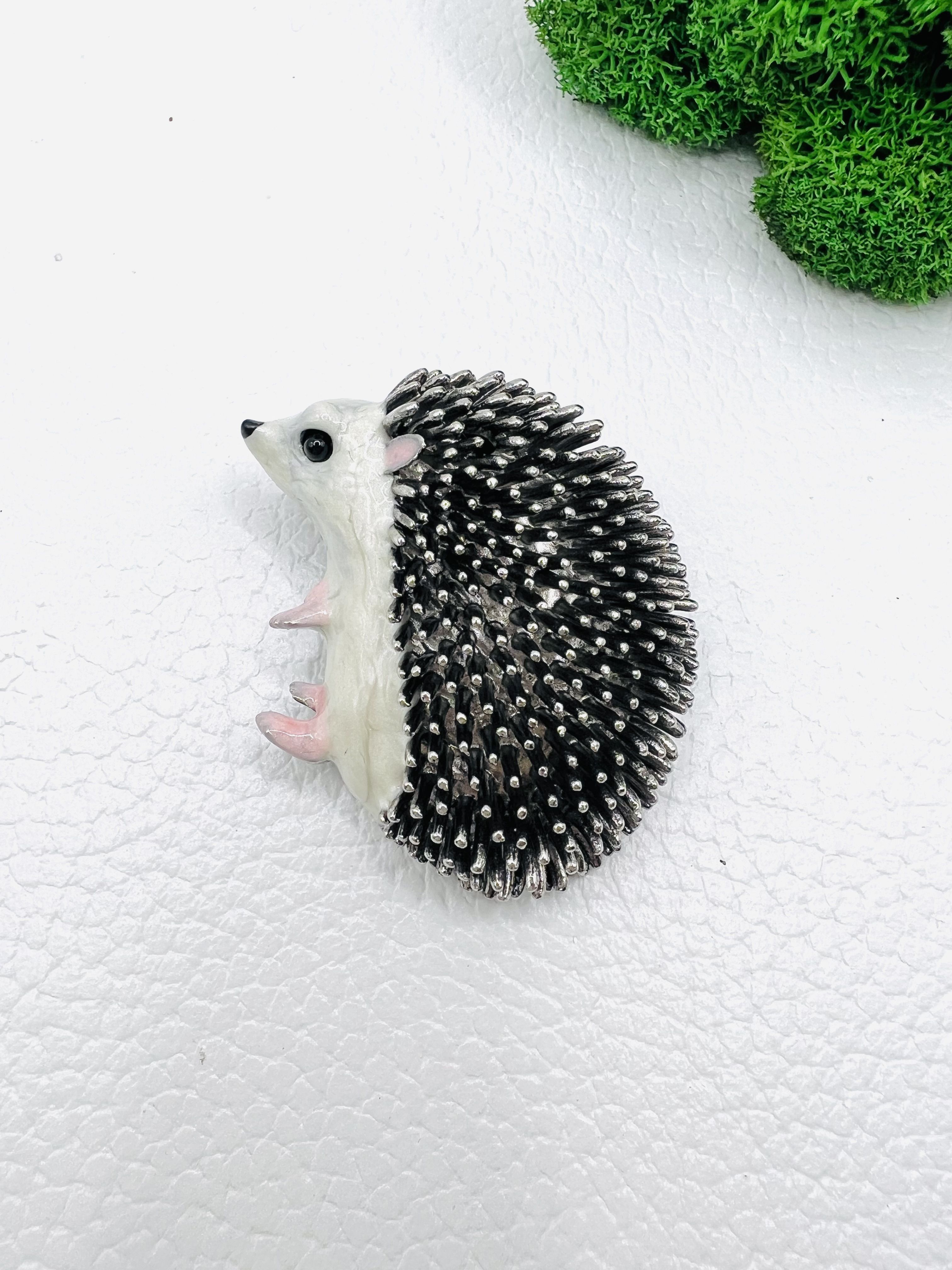 Брошки ежик из бисера. Брошь ежик из бисера. Мк ежик брошь. Ежики брошки ручной работы. Брошь еж.