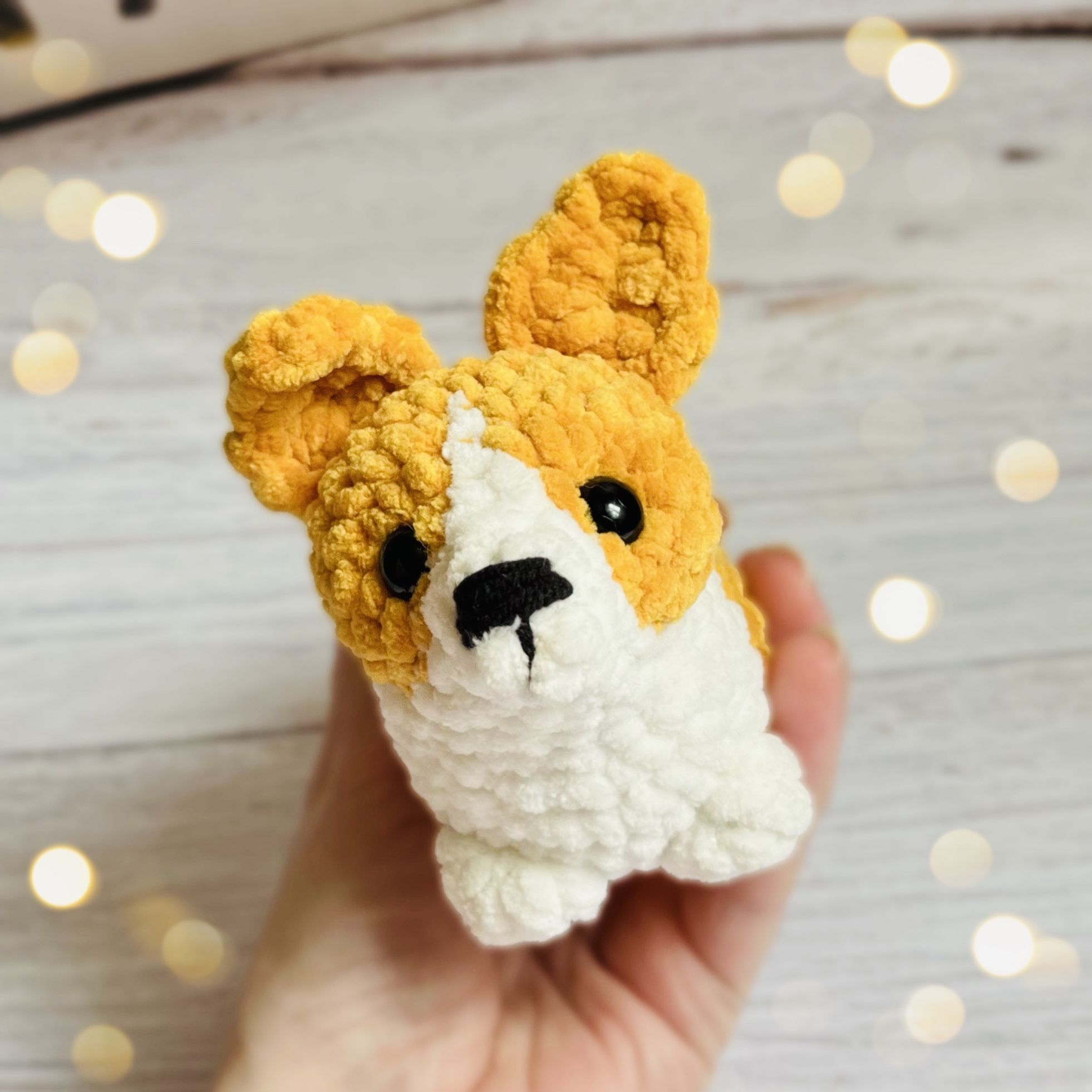 Корги связать. Вязаная игрушка корги. корги вязаный крючком. вязаный брелок корги. корги крючком мк.