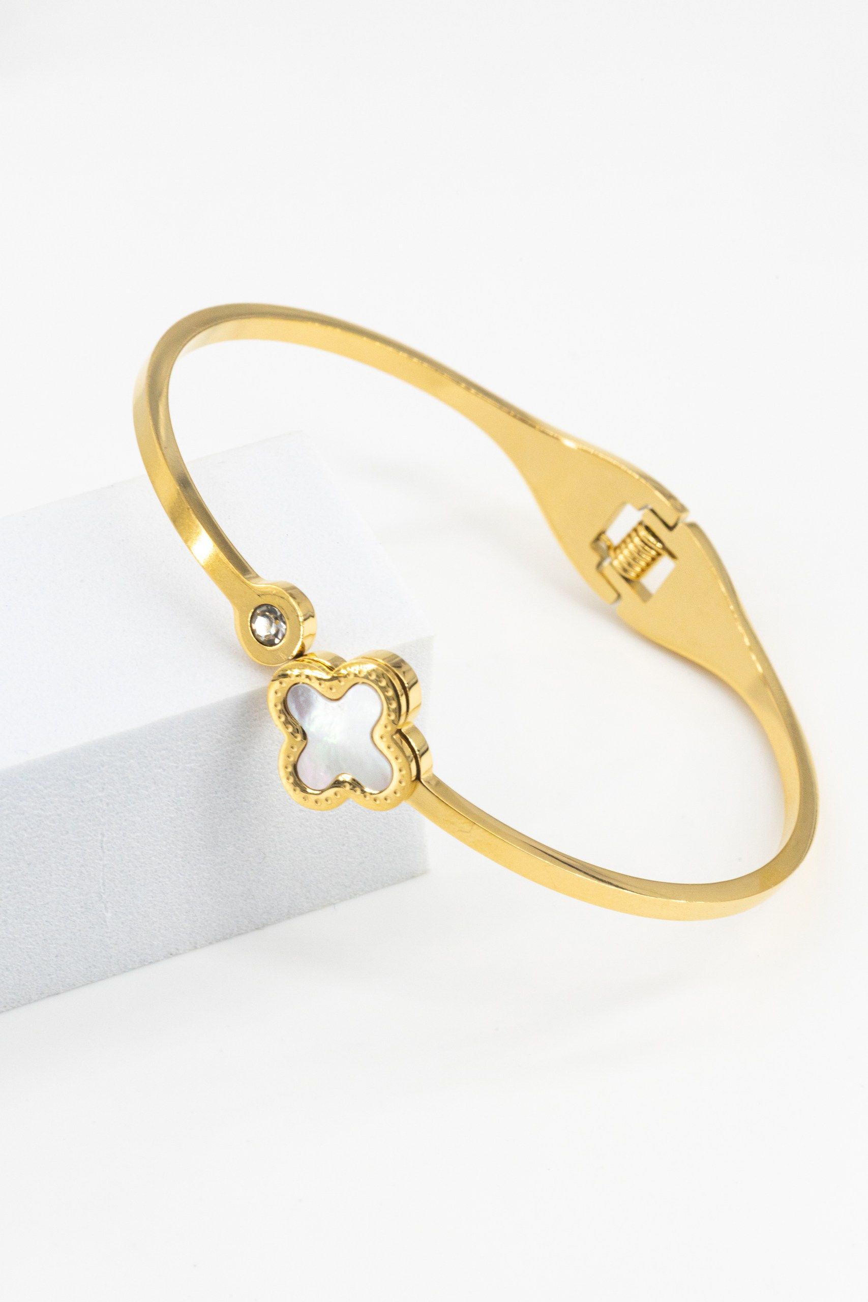 Женский золотой браслет — свидетельство стиля и вкуса