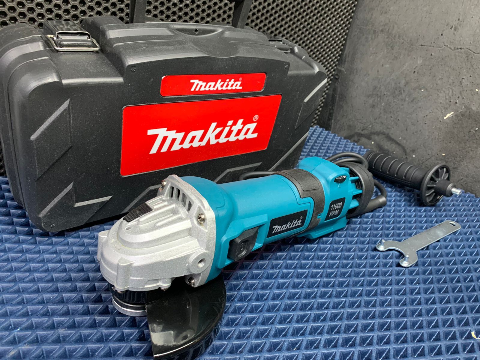 Цвет макиты. M4038 Makita. УШМ Макита м4038. Makita 1100. Болгарка Makita m4038