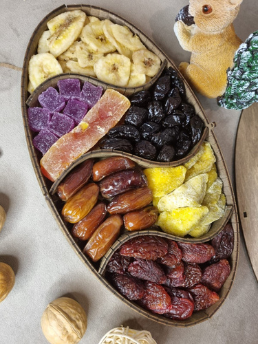 упакованный ланч-бокс с фруктами и орехами на столе