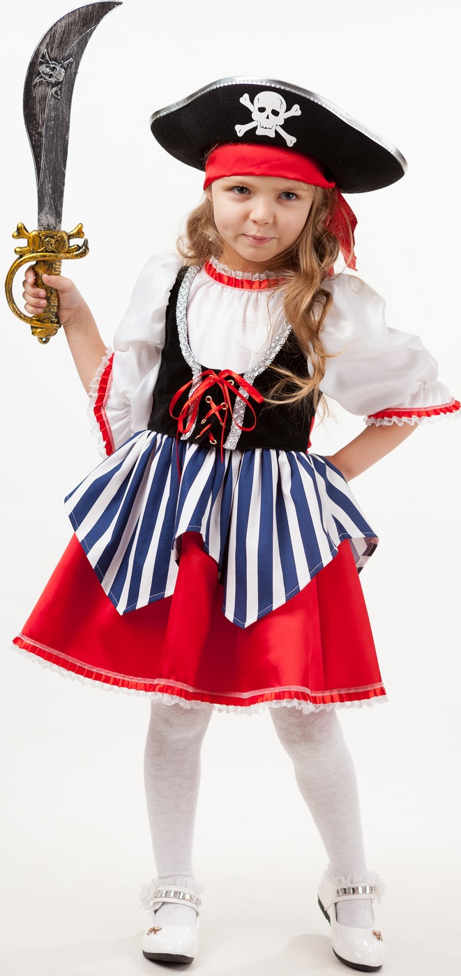 фото Карнавальный костюм Пиратка Сейди платье, бандана, шляпа, сабля размер 110-56 Пуговка
