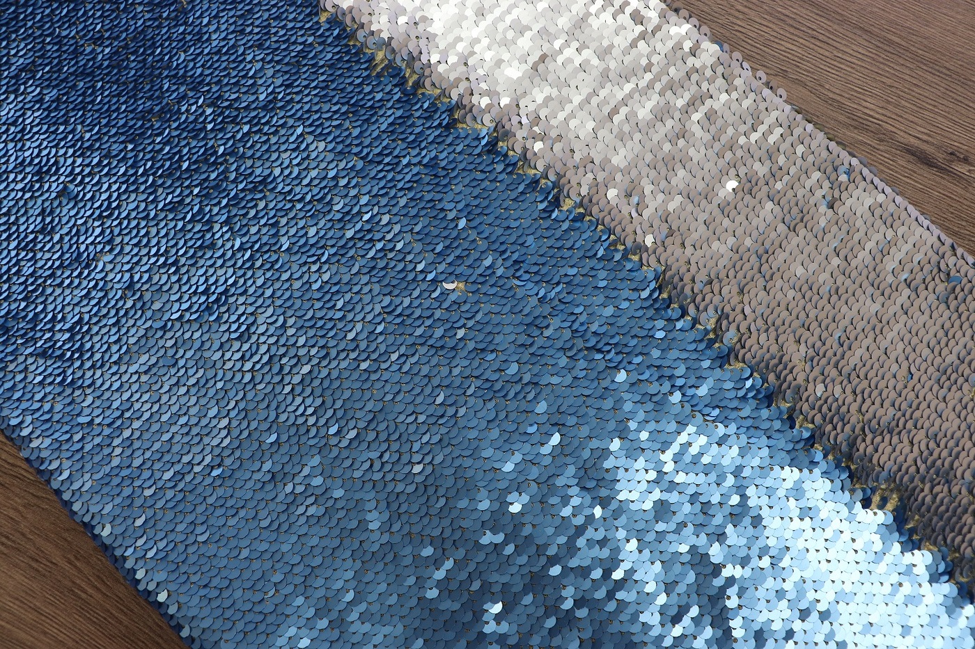 Ткань пайетки двусторонние. Плотная основа. Ткань пайетки двусторонние. Ткань пайетки двусторонние. Пластик с клеевой основой купить в новосибирске.