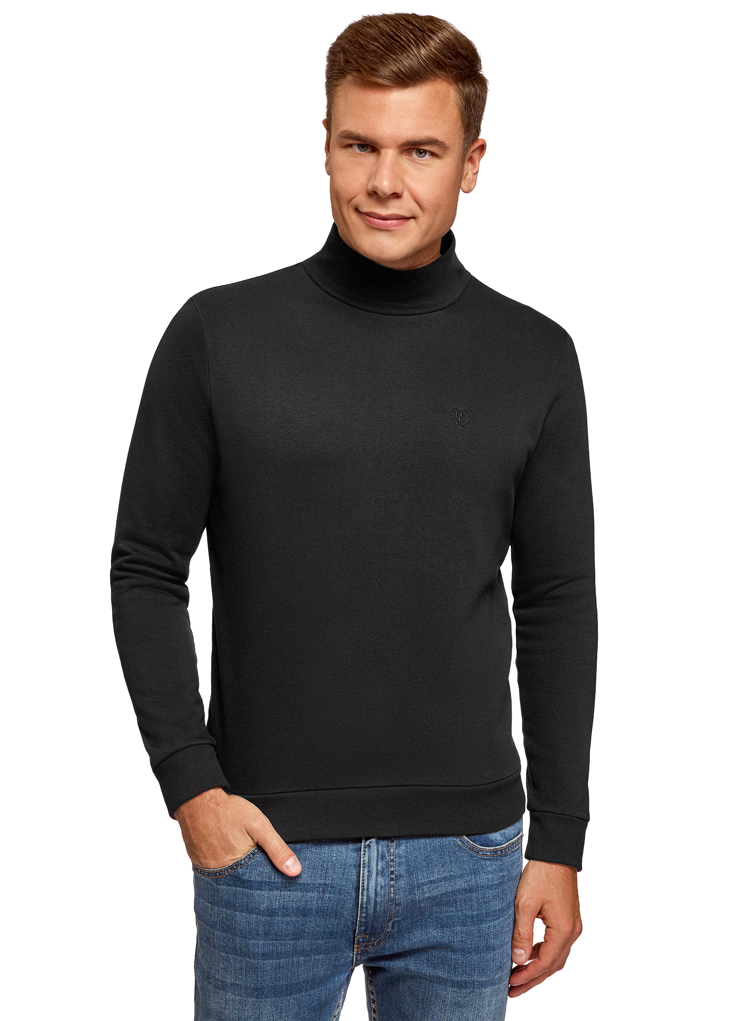 Мужчина в черном свитере