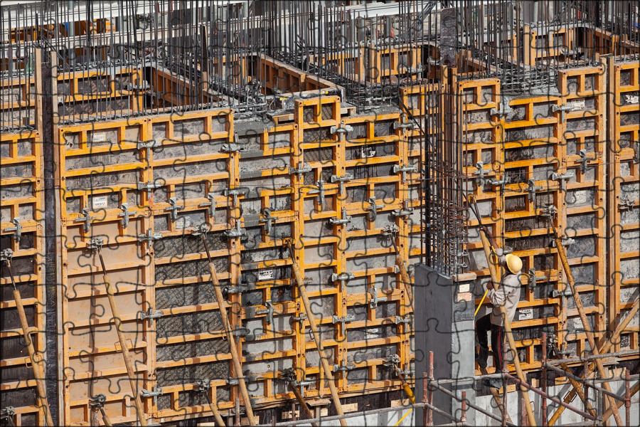 ремонтная площадка экскаватора. стройка в лесу. кран строительный. строительные леса. ход строительства.