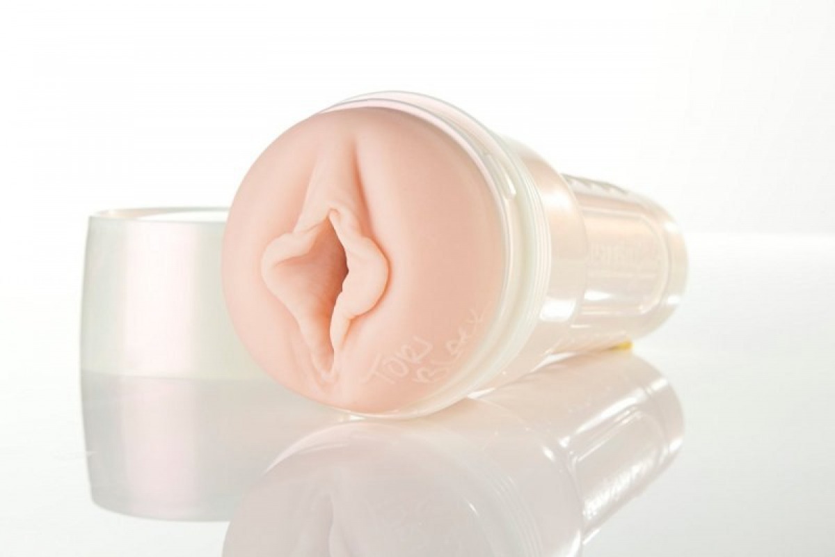 Реализуйте ваши фантазии со звездой взрослого кино Torri Black c FLESHLIGHT. 