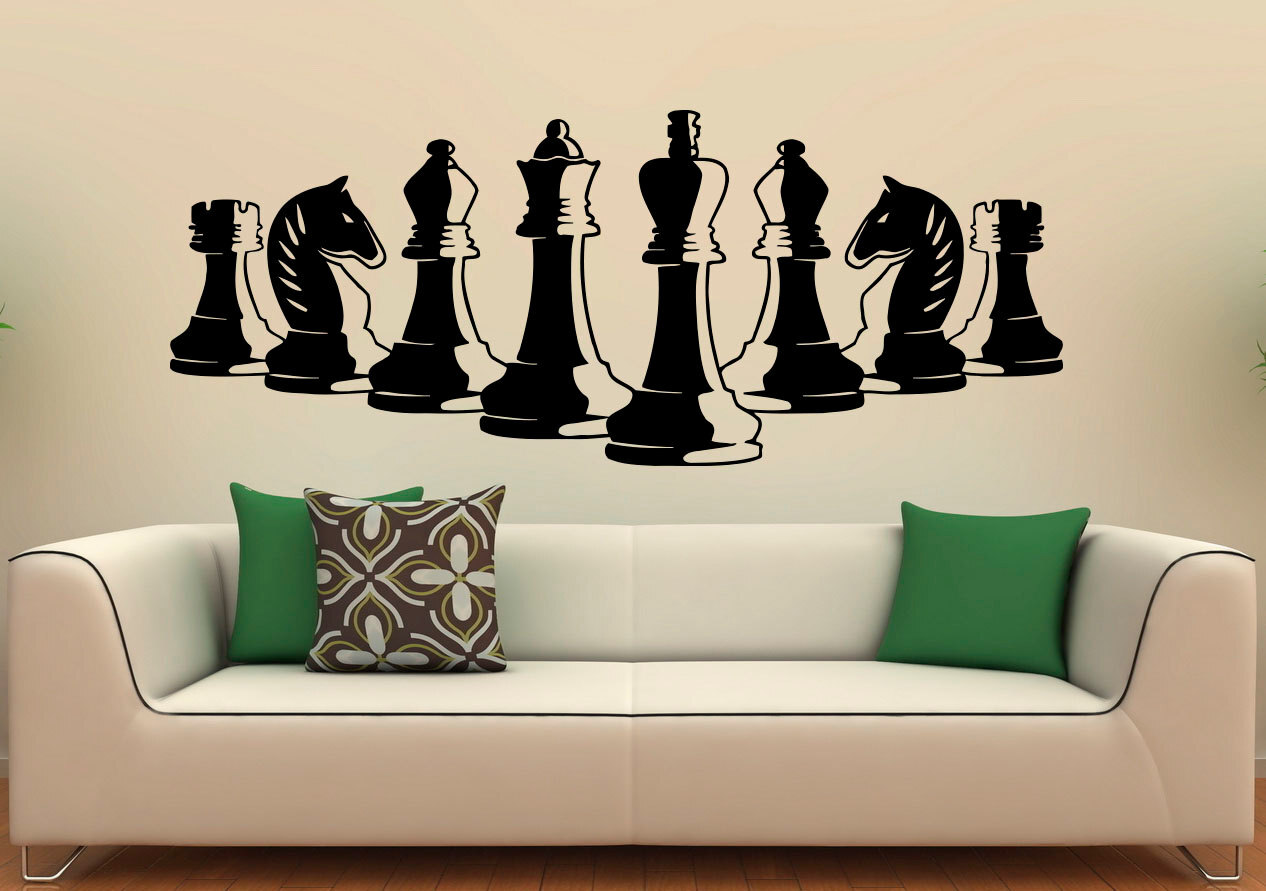 Шахматные фигуры на стене