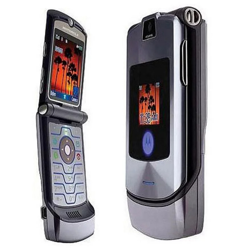 Нова три телефон. Моторола RAZR v3i. Motorola RAZR v3 2004. Motorola RAZR v3. Motorola RAZR v3i Grey.