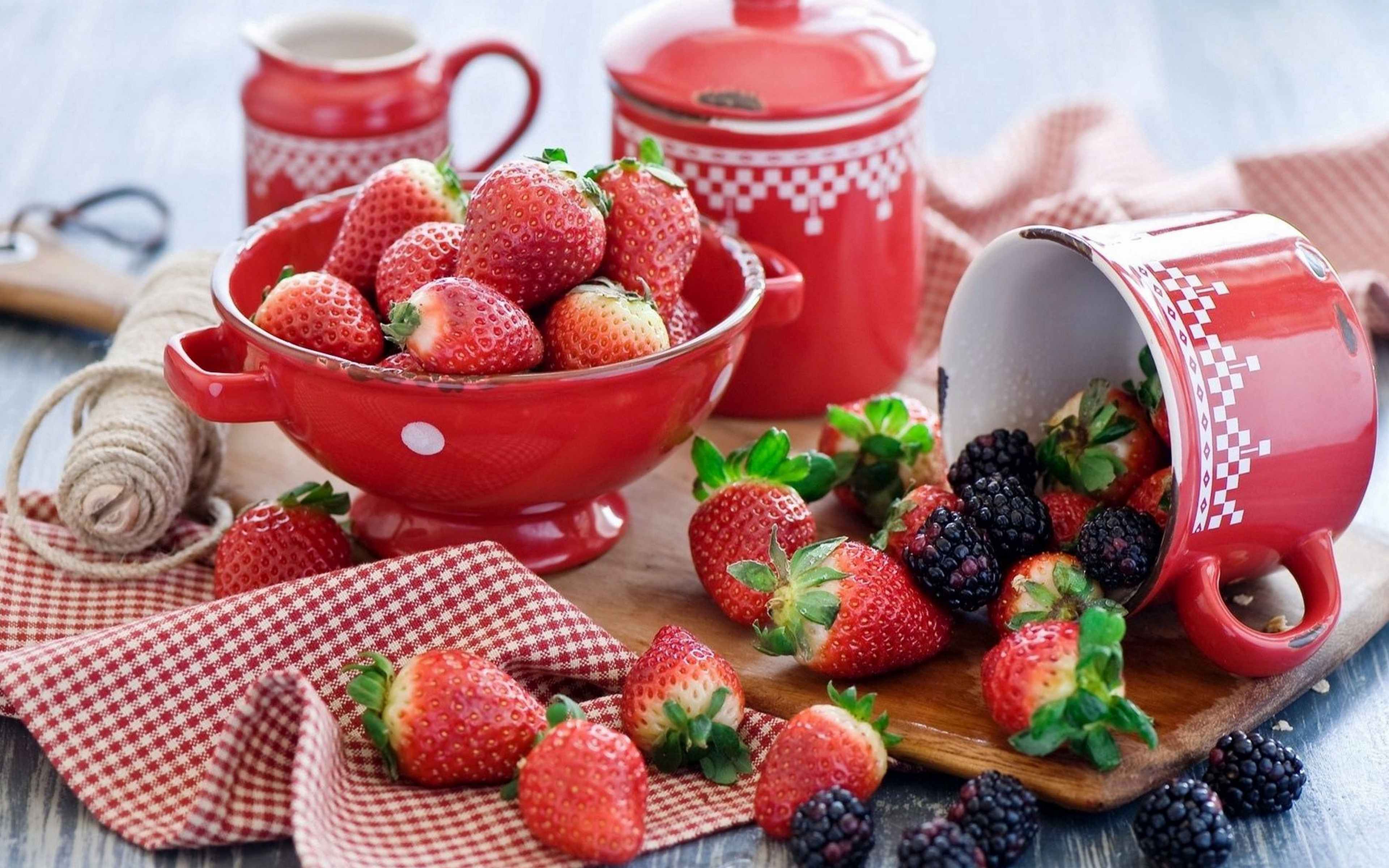 Чай с фруктами и ягодами. Клубника. Лето фрукты ягоды. Лето клубника. Лето ягоды.