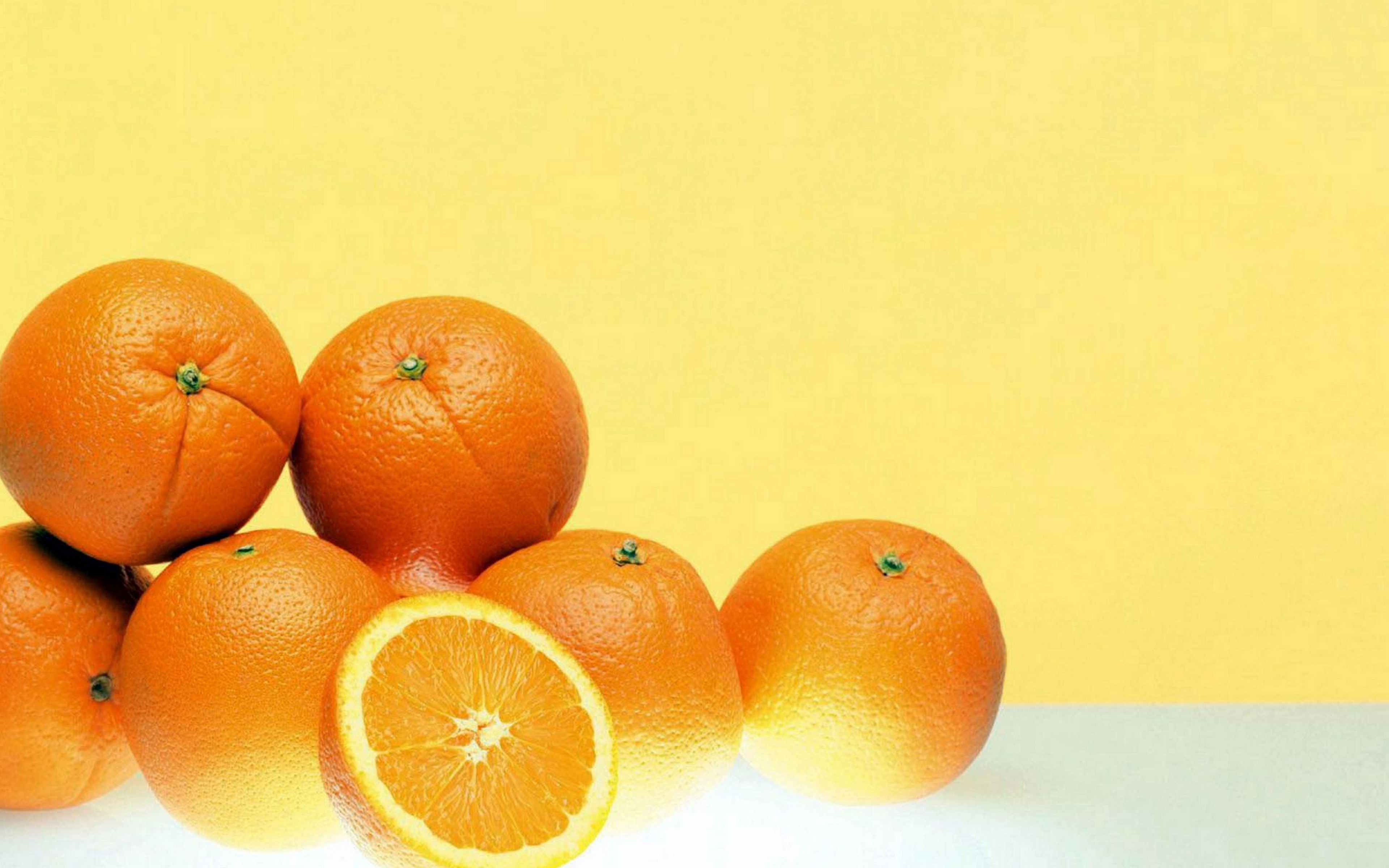 Апельсин новые слова. Апельсины на столе. Оранжевый фрукт. Заставка на телефон апельсины. Обои на рабочий стол апельсины.