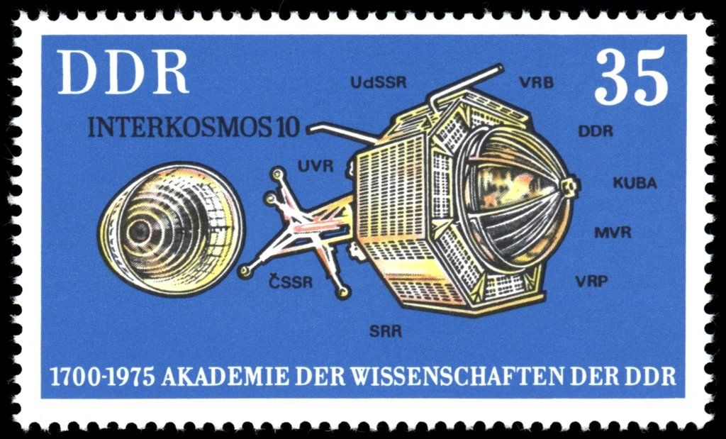 Озон гдр. Марки ГДР интеркосмос. Интеркосмос-10. Спутник "интеркосмос-18". Марка ддр 10 Гагарина.