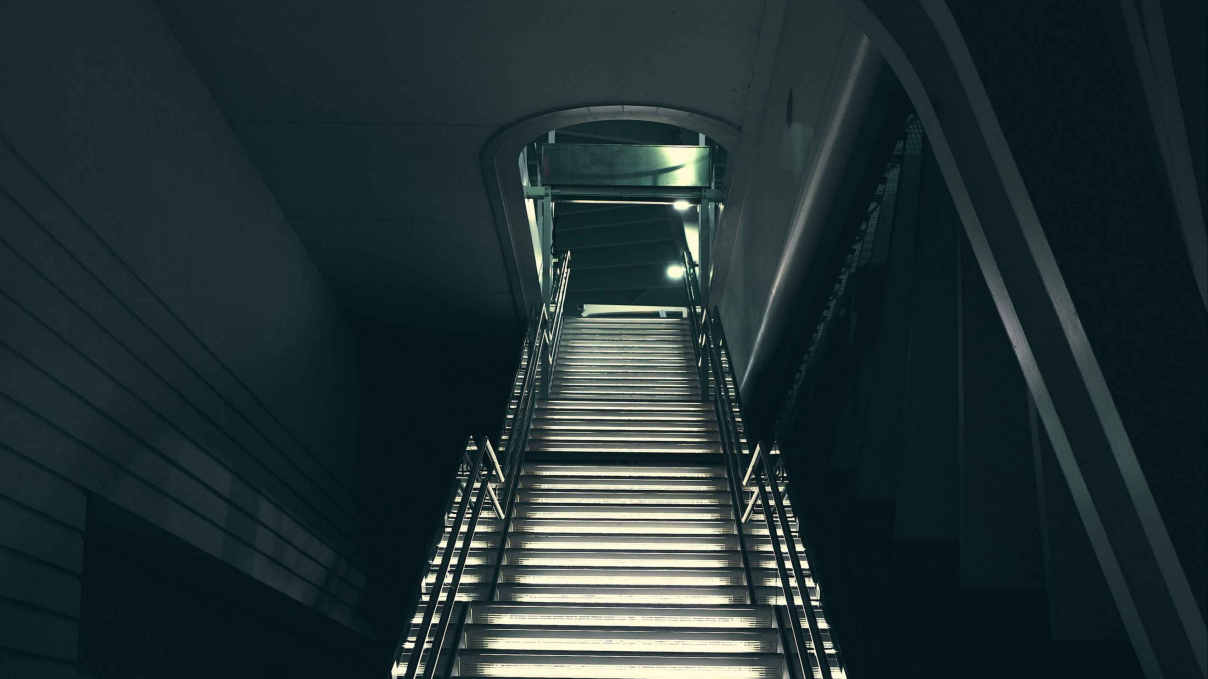Остановился лестница. Лестница. Лестница вверх. Длинная лестница вниз. Темная лестница вниз.