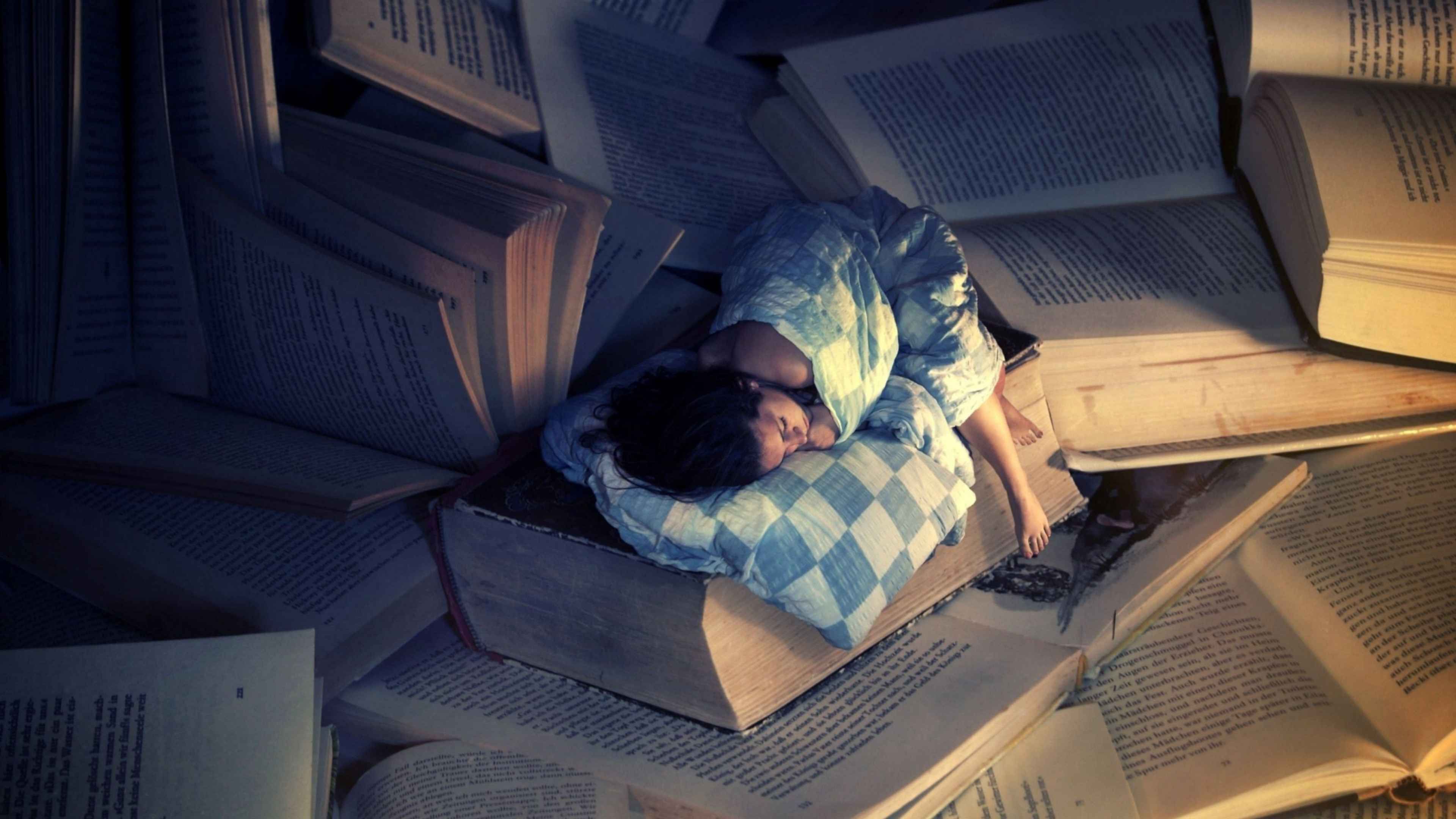Устаю читать. Девушка с книгой. Книга снов. Фотосессия с книгой.